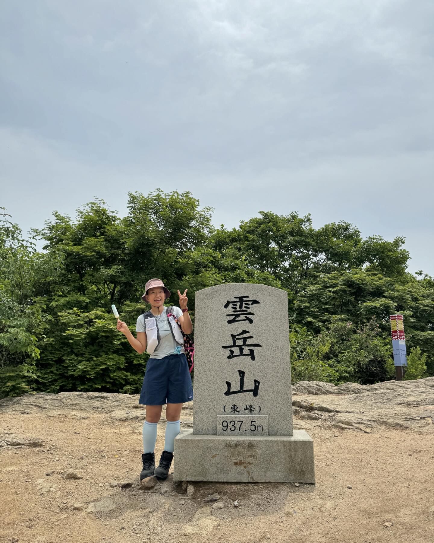 240525 (BAC100) #포천운악산 #가평운악산 #운악산

오랜만에 처음가는 산 등산해따
지난주 지지난주 불수, 사도 하느라고 인증에 소홀해버림 🫠
쉬고 놀고 싶기도 하지만 등산해도 재밌거든용~
엄청나게 가파른 구간 가끔씩 등장해줘서 여기 길 맞나싶은데 맞았던 그런 산 ㅋㅋㅋ 그래도 천천히 함께 가니 아주아주 할만했다고 한다 😆

함께한 친구들 모두 고마워용 😎 jungyohanzzang llenachoi koj9907 

⛰️ 코스: 1코스 운악산출렁다리> 2코스 등산> 운악산 정상> 1코스하산/ 약 7.7km/ 고도 937.5m
(매표소> 출렁다리> 눈썹바위> 병풍바위> 망경대> 운악산정상> 남근석바위> 절고개> 코끼리바위> 현등사> 매표소(원점회귀)
⛰️ 가파른 악산, 로프구간과 계단구간이 많아 체력소모가 많음 주의
🍲 하산푸드 청담: 차로 5분거리에 있음. 닭갈비, 명태회무침, 두부, 막국수
🍧 분좋카 카페인더숲: 시그니처 쑥라떼(only ice)