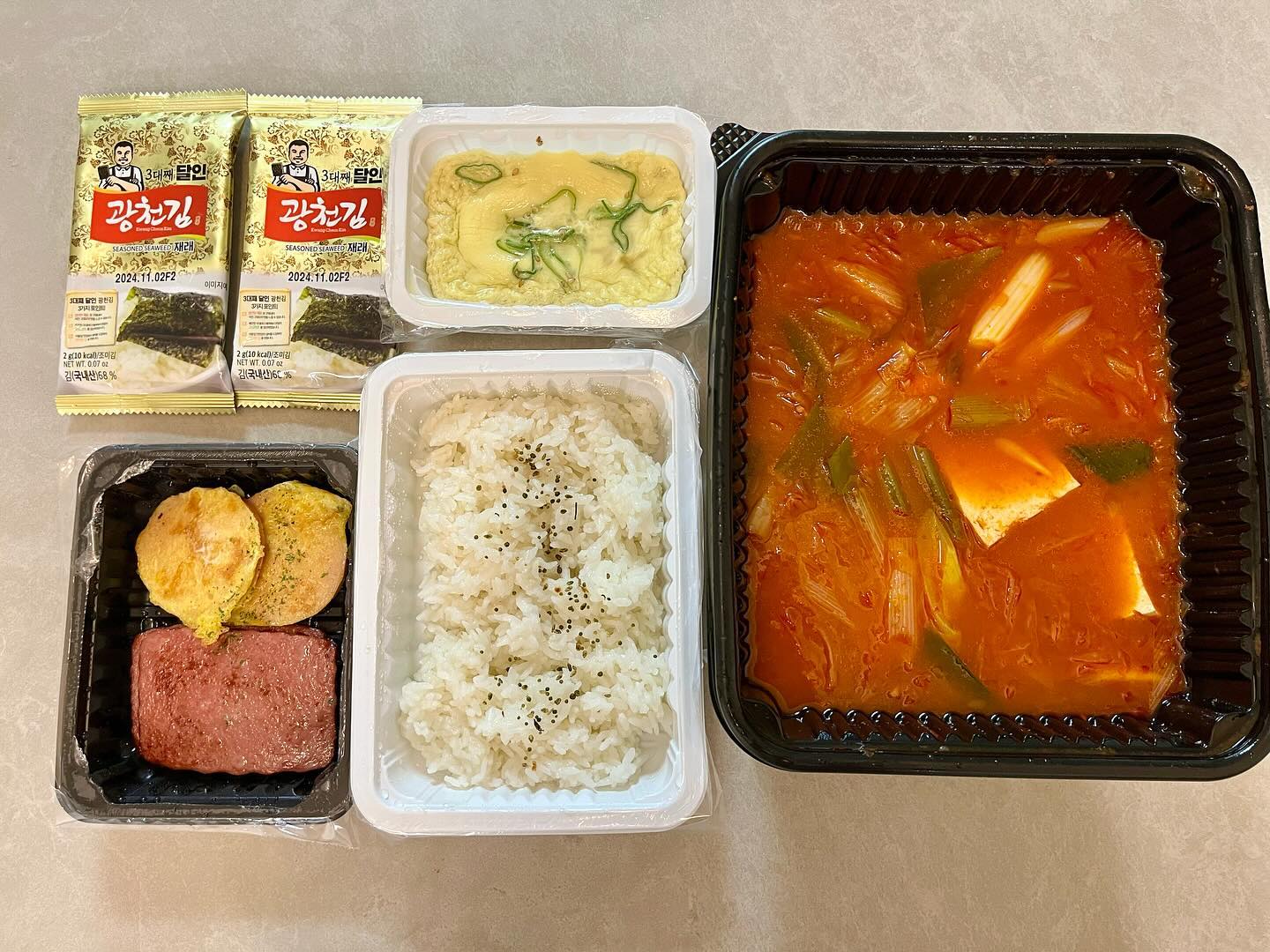 #협찬 #용인맛집 #기흥맛집 #구성맛집 #배민맛집 #배달의민족맛집 #쿠팡이츠맛집 #요기요맛집 #제육볶음맛집 #제육쭈꾸미맛집 #김치찌개맛집 #김치찜맛집 #혼밥 #혼술 #신혼부부 #한식 #웍쟁이 #웍쟁이제육고수 #삼형제김치찌개 #삼형제김치찜

밥하기 귀찮을 때, 밀키트 대신 집밥 먹고 싶을 때는
삼형제김치찌개&김치찜과 웍쟁이제육고수 주문하기!
집에서 만들어 먹는 것보다 맛있고 푸짐하니 대박이다👍

삼형제김치찌개&김치찜 기흥점 참치김치찌개 세트에는
계란찜, 조미 김, 햄, 소시지 부침까지 구성이 다양해
별다른 반찬 준비하지 않아도 풍성한 밥상이었다.
밥 두 공기 뚝딱 비워낼 수 있는 진정한 밥도둑들😋

웍쟁이제육고수에서는 불향 쭈꾸미 + 제육볶음 주문했는데
탱글 한 쭈꾸미와 제육이 만나 없던 입맛도 돌아오게 만든다💕
인위적인 성분 없이 웍작업으로 불향을 내니 믿고 주문 가능!!

집밥이 먹고싶을때마다 주문할 맛집!