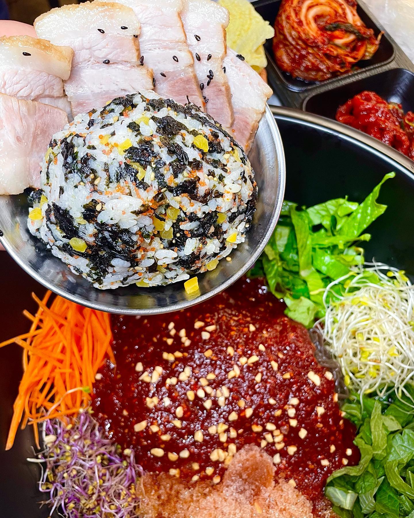 성대역 신상 족발보쌈 맛집✨
#협찬 #옹백이족발보쌈

이렇게 예쁜 족발보쌈집 본 사람~?🙋‍♂️
고급진 레스토랑 느낌을 주는 샹들리에에 분위기 있는 야외테라스까지💕
데이트에도 딱, 연초 단체모임에도 딱이에요!!

📝옹백이보쌈
푸짐한 보쌈 한접시에 보쌈김치, 무김치, 대파장아찌, 쌈무, 각종 쌈채소들과 양념장들
그리고 족발보쌈 주문 시 서비스로 나오는 김치 수제비와 새싹쟁반막국수까지 
구성이 너무너무 알차요!!🫢
잡내 하나도 없이 야들야들 부드러운 고기를 달짝지근한 보쌈김치로 싸서 한입 와아앙하니 행복지수가 급상승 중📈🔥
📝새싹쟁반막국수
사장님.. 이정도 퀄리티의 막국수를 서비스로 주시면 남는게 있으신지요🥹
살얼음 때문에 시원해서 그런지 너무너무 맛있었고, 보쌈이랑도 완전 찰떡😆❤️
📝김치수제비
수제비 반죽이랑 비닐장갑을 주셔서 직접 수제비를 뜯는 재미가 솔쏠, 수제비는 쫀득쫀득, 김치콩나물국은 칼칼하니 최고에요👍

@@나랑 보쌈 데이트 가쟈><

🤍옹백이족발보쌈
🤍경기 수원시 장안구 서부로2123번길 20-1 B동 201호
🤍옹백이보쌈(중) 38000원
날치알참깨주먹밥 4000원

이 글은 리뷰노트를 통하여 본 업체에서 제품 또는 서비스를 제공받아 작성된 글 입니다

#뿡앤꺽_수원 #뿡앤꺽_율전