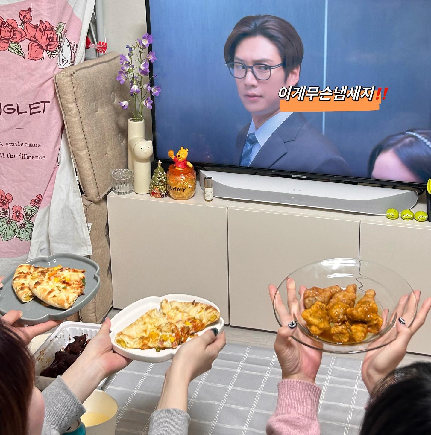 #제품협찬#오뚜기#오뚜기정주행팩 

내남편과 결혼해줘 ..진짜 너무 재밌다‼️내운명도 도둑맞을래!
의도치않게 너무 드라마와 찰떡인 이미지가 나왔잖아 ㅋㅋㅋㅋ 귀여워☃️
티빙 OTT 1위드라마와 오뚜기(“OTT”ogi)정주행팩 OTT = 오뚜기! 합체

퇴근하고 배달시키기도 오래걸리고 배달비두 있어서 패스하고
집에서 간단하고 빠르게 2차 즐길수있는 
오뚜기 고구마피자! 고추칰! 허니칰!
먹으면서 드라마 한편에 다들 수다떨면서 시간 순삭하기!

사실 피자는 ..태워먹어서 4조각만 살아남았다 ..😂푸짐하지못했다🥲
그럼에도 피자가 너무 맛있어서 다들 잘먹어주심요 💝
치킨은 너무 잘 구어서 바삭 쵹쵹하다 💝

1번 대작! 
# 오뚜기 미트콤보 고구마크러스트 피자
남녀노소 호불호 없이 즐겨먹는 단짠단짠 PIZZA!

2번대작!!
# 오즈키친 스파이시마요와만난고추치킨
스파이시 마요소스와 매콤한 치킨의 매콤고소 환상 조합!

3번 대작!!!
# 오즈키친 스윗허니치킨윙봉
집관할 때 간편하게 즐기는 단짠단짠 윙&봉!

연초연시에 아니면 집에서 빈둥댈때 친구랑 가족끼리도 티비보면서
먹을때 너무 추천해용 배불러서 행복해따 뚠뚠 💜🐜