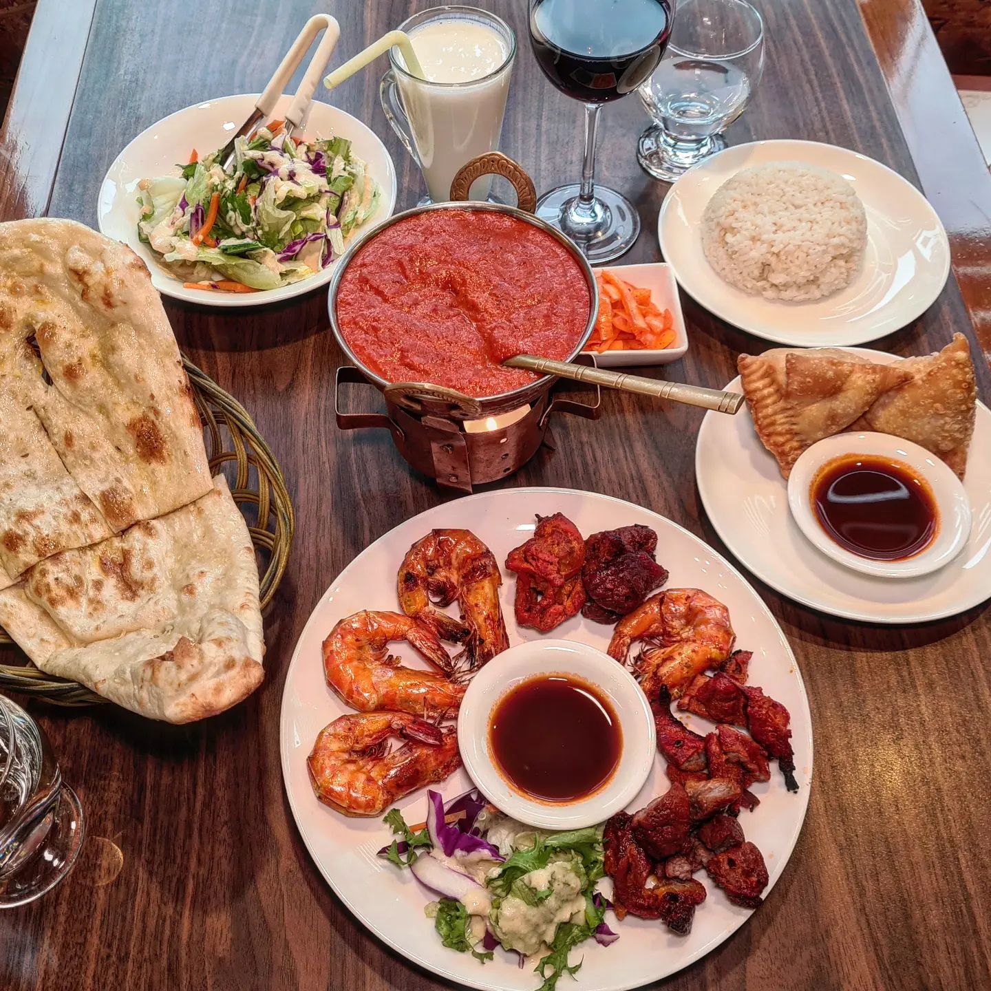 오늘의 맛자랑은 인도음식🤗 *협찬

인도커리에 따뜻한 난, 탄두리는 워낙 한국에서 사랑받는 인도음식이 아닐까요?
특히나 20살 나의 첫 배낭여행이 인도였던지라 더 애정이가는 인도음식😆

부천 신중동 먹자골목에 워낙 유명한 인도음식점이 있다고해서 다녀왔습니다! 

일요일 낮 12시 이른시간인데도 들어가니 이미 가족 단체손님과 데이트하는 커플, 인도분이 손님으로 있으시더라구요😉

분위기도 좋고 큼직한 타지마할 사진이 있어 분위기 벌써 인도 고급식당 폼 제대로나오고요

📣한국어 장착이 매우매우 잘되어있으신 사장님께서 메뉴설명 엄청 잘해주시고 친절하십니다

📍우리의 픽은 새우세트와 스페셜세트, 커리는 매콤한 프라운 마살라🦐 후식으로 짜이까지

🔸️하우스샐러드와 사모사
튀긴만두의 사모사 안에는 향신료가득들어간 으깬감자가 가득들어있는데 인도 추억 뿜뿜나는 정말 현지 맛이었어요!

🔸️탄두리(화덕)
프라운그릴은 큼직한 새우 세개가 나오구요, 모듬그릴은 돼지, 양, 소고기, 닭,새우까지 아주 푸짐하게 나왔어요! 맛은 말모죠 소스찍어먹고 커리찍어먹고 난에도 싸먹고요😋

🔸️프라운마살라 w 갈릭난, 밥
살짝 매콤한 마살라를 좋아해서 인도 음식점가면 마살라를 항상 시키는데요 보통은 비프나 치킨시켜먹었는데 이날은 새우에 꽂혀서 새우마살라로! 작은 칵테일 새우들이 가득들어있어서 난에 싸먹으면 아주 일품이더라구요.
그리고 갈릭난 적당히 바삭하고 쫄깃하고 두껍지 않아서 넘 맛있게먹었어요♡

🔸️음료 - 라씨, 하우스와인
음료도 둘중 택할수있어서 전 플레인 라씨, 남편이는 하우스와인으로! 인도음식에 라씨가 빠질수 없죠❤

🔸️짜이
마지막으로 후식 짜이! 인도여행다니며 정말 1일 3 짜이는 했던것같은데.. 딱 그맛이었어요! 유막이 딱 있는 짜이.. 추억돋는다

📣 인도커리 탄두리 좋아하시는분들 여깁니다! 현지맛이에요🤗 특히나 저처럼 인도 추억있으신분들 강추!  저처럼 추억 소환하는 재미까지 덤입니다

잘먹었습니다🙏

📍새우세트 - 21.0
📍스페셜세트 - 26.0
📍짜이 -4.0

🏠 탄두르 - 경기 부천시 조마루로 295 2층 203호

#맛자랑 #부천중동맛집 #신중동역맛집 #부천커리맛집 #부천커리 #인도음식 #신중동역커리맛집 #인도커리맛집 #카레맛집추천