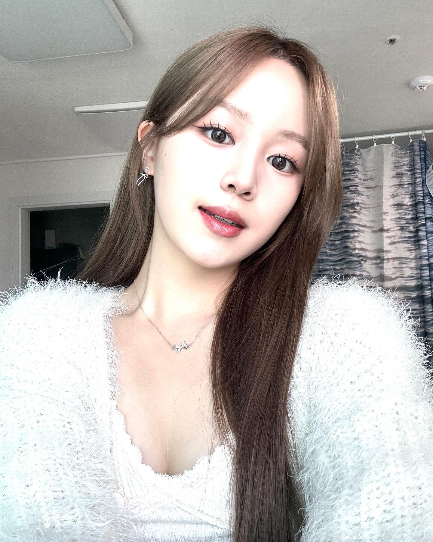 #협찬 

얇은 수분막이 피부 사이를 채워 탁월한 윤광 피부 부스팅 효과를 주는 르넥트 비기너// 이미 내돈내산으로 사용하고 있던 찐 꿀템이다◡̈ 피부 자극 테스트에서 지수 0을 받은 제품이라 민감성 피부 분들도 사용 가능하구 건성이라면 필수,,, 하루 종일 야외활동하고 집에 들어와서 거울을 봤는데 아침 메이크업 그대로일때의 그 감격,,, 하루종일 수정이 필요 없으니 너무 좋다♥

#lenect #르넥트 #클링메이크업비기너 #수분프라이머