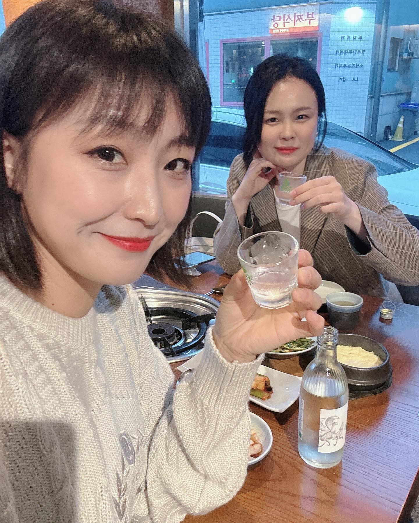 이렇게 만나서 반가워
내일 또 봐 안녕~

우리 이동이랑 논현동 알콜 데이트~~
-
-
#우정양곱창 #논현동맛집 #학동역맛집 #모듬곱창구이 #한우된장밥 #등꼴먹어보고싶었는데 #담에또가자 #피헨 #와인바 #멜론하몽🍈🥩 #서비스아이스크림🍨 #진심으로너를응원해
