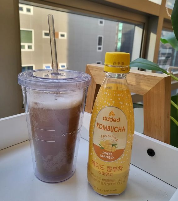 맛집 I 요리 I 밀키트 리뷰하는 소소와닝 on Instagram: "#광고 애디드 콤부차 스윗망고 🥭
요즘 건강을 위해 커피대신 사무실에서 먹는 콤부차!!
망고와 탄산의 조화가 너무 괜찮아요 :)

✔제품특징
ㆍ장 건강에 좋은 프리바이오틱스 천연 발효 음료!
ㆍ설탕❌ 식이섬유가 풍부한 현미의 당분으로 발효!

인공첨가물이 들어가 있지 않아서
어린이, 임산부도 먹을 수 있는 애디드 콤부차 스윗망고맛💛

"프리바이오틱스"가 함유되어 장내 유익균을 활성화 시키고 유해균을 억제시켜줘서 변비 안뇽~🙋‍♀ 뚱보균 잘가~🙋‍♀

커피나 탄산음료 먹으면 오히려 목이 더 마르고 입이 텁텁한데 애디드 콤부차는 그런거 전혀 없고 더부룩함도 내려주니 속도 편하고 목마름 현상이 없어서 너무 좋아요! 😀 

애디드 화이팅! 다른 맛도 많이 출시해주세용💛 @addedbiome

#마켓컬리추천상품 #마켓컬리추천템 #마켓컬리추천 #마켓컬리샛별배송 #마켓컬리다이어트 #마켓컬리콤부차 #콤부차 #콤부차추천 #애디드콤부차 #다이어트식단 #다이어트 #여름준비 #변비탈출 #맛스타그램"