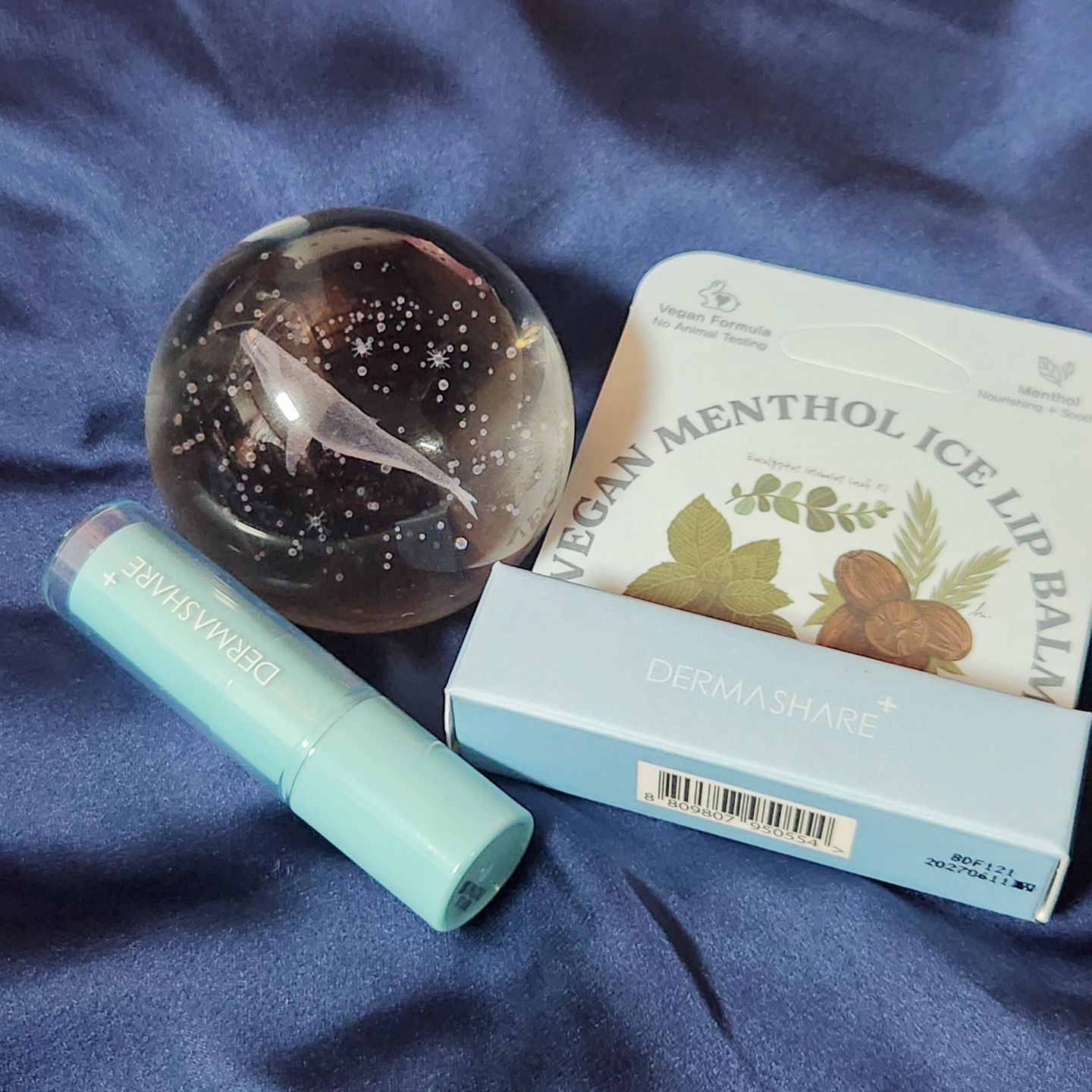 #협찬 보습 짱짱하고 시원한 립밤?!🩵
더마쉐어 비건 멘톨 아이스 립밤🧊 리뷰

지난번 틴트리뷰하면서 입술을 아주 박박 닦다보니 입술이 좀 상했었는데,
입술도 피부인만큼 보습과 진정이 중요하단걸 본능적으로 느끼게 되었다는,,ㅋㅋㅋ

그러던 중에 더마쉐어 비건 멘톨 아이스 립밤을 사용해봤는데,
촉촉하고 상쾌한 멘톨 성분의 쿨링 효과로 시원함이 확실히 느껴지고, 
건조하고 자극받은 입술에 깊은 진정효과🌿가 느껴졌어요ㅎㅎ

너무 텁텁하게 올라간다거나 끈적거린다거나 하는건 느낄 수 없었고,
수많은 립밤을 거쳐온 제 마음에도 쏙 드는 촉촉립밤이었어요😘

게다가 이제는 말하기에도 입아픈 비건뷰티!! 
비건 인증, 무자극 인증 완료로 예민하고 민감한 피부에도 사용 가능한 
인증된 립밤이랍니다😉
립밤 유목민들께 강추드려요!!🩵

dermashare_official
#더마쉐어 #비건립밤 #멘톨 #아이스립밤 #쿨링케어 #시원한민트향 #무자극립밤 #데일리립밤 #투명립밤 #립밤추천