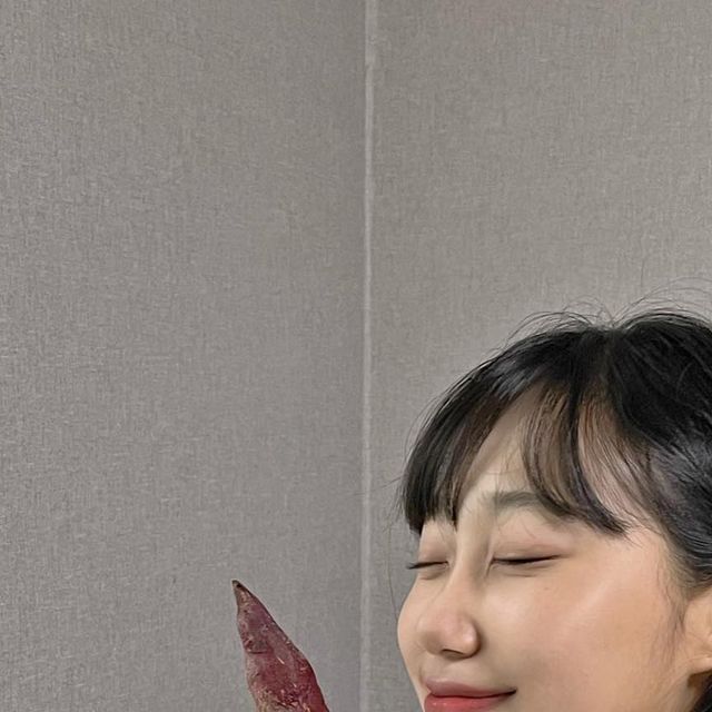 권나롱 on Instagram: "‼️자취생 필수품‼️ 바로 예쁘고 작고 귀여운 밥솥 😘칼로볼😘 인데!! 살도 안찌고 빠르고 쉽게 밥 짓기 까지 가능하다고?? 느슨해진 압력밥솥에게 긴장감을 어쩌구