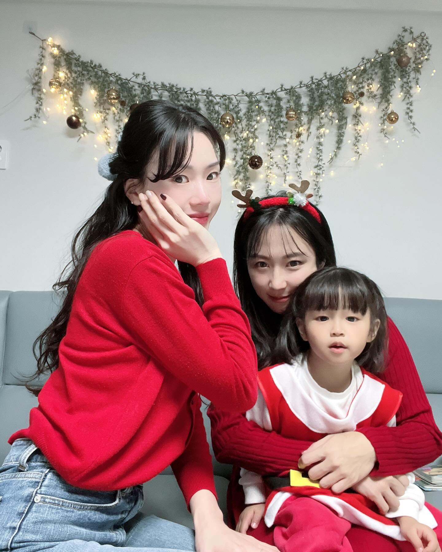 만날때마다 투닥투닥하지만 애정하는 쑤니언니
파티준비로 아침부터 바빳던 섬세한 윤지언니
그리고 내 동생이자 내 비서 황늘보!
덕분에들 즐거운 크리스마스 시~작이어찌요. 어서빨리 자유부인도 ㄱㄱ❤️
