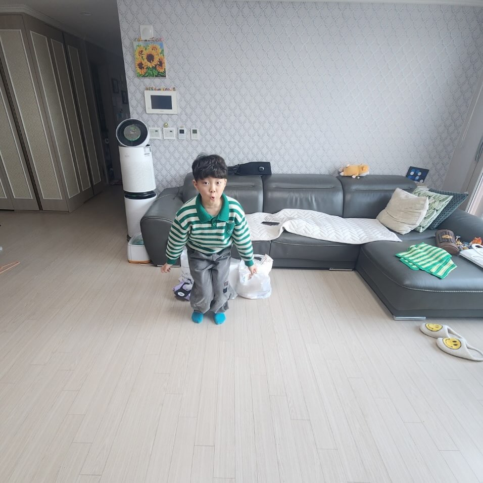 졸업식하구 애들이먹고 싶은것 햄버거라고 말해서 ~~~

햄버거집은  무리ㅠㅠ 사람 넘  많아서 ㅠㅠ

배민 시커주고 먹고 있느것  보고  일하러 나왔는데 다먹고 치우라고 했더니 

다치웠다고  귀욥게  사진 찍어 보낸데@@ㅋㅋㅋㅋㅋ @귀여미 

귀요미 조카^^🧡