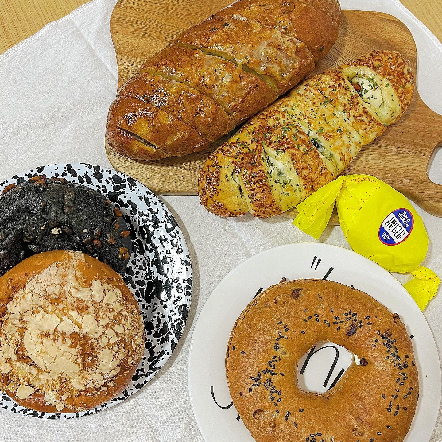 #협찬 <라온베이커리>

대한민국 달인 제과기능장의 집, 도민들의 인정된 맛집 라온 베이커리를 방문해보았다. 

딱봐도 맛있어보이는 고퀄리티의 빵들이 줄비해있었다. 시식할 수 있게 준비되어 있어 즐기면서 빵들을 골라보았다. 

1위 빵인 제주마농바게트는 촉촉하면서도 쫄깃한 매력이 있었다.

제주현무암은 엄청 쫄깃한 매력이 있었다. 

엔젤링은 보기보다 훨씩 바삭하면서 속에는 어니언크림이 듬뿍 들어있어 정말 특색있는 스타일이였다. 

우유크림코코넛은 부드러우면서도 코코넛 향이 은근하게 베어있어 이국적이였다. 

멋쟁이토마토는 제일 취향이였는데, 크림치즈와 올리브 그리고 토마토가 듬뿍들어있어 그 풍미가 좋았다. 

마지막으로 레몬케이크는 촉촉하면서도 꾸덕한 스타일에 위에 레몬아이싱이 상큼하게 올라가있었다. 

#라온베이커리 #제주가볼만한곳 #제주공항근처맛집 #제주도 #제주도맛집 #제주도민맛집 #제주빵지순례 #제주빵집 #제주살이 #제주여행 #제주핫플