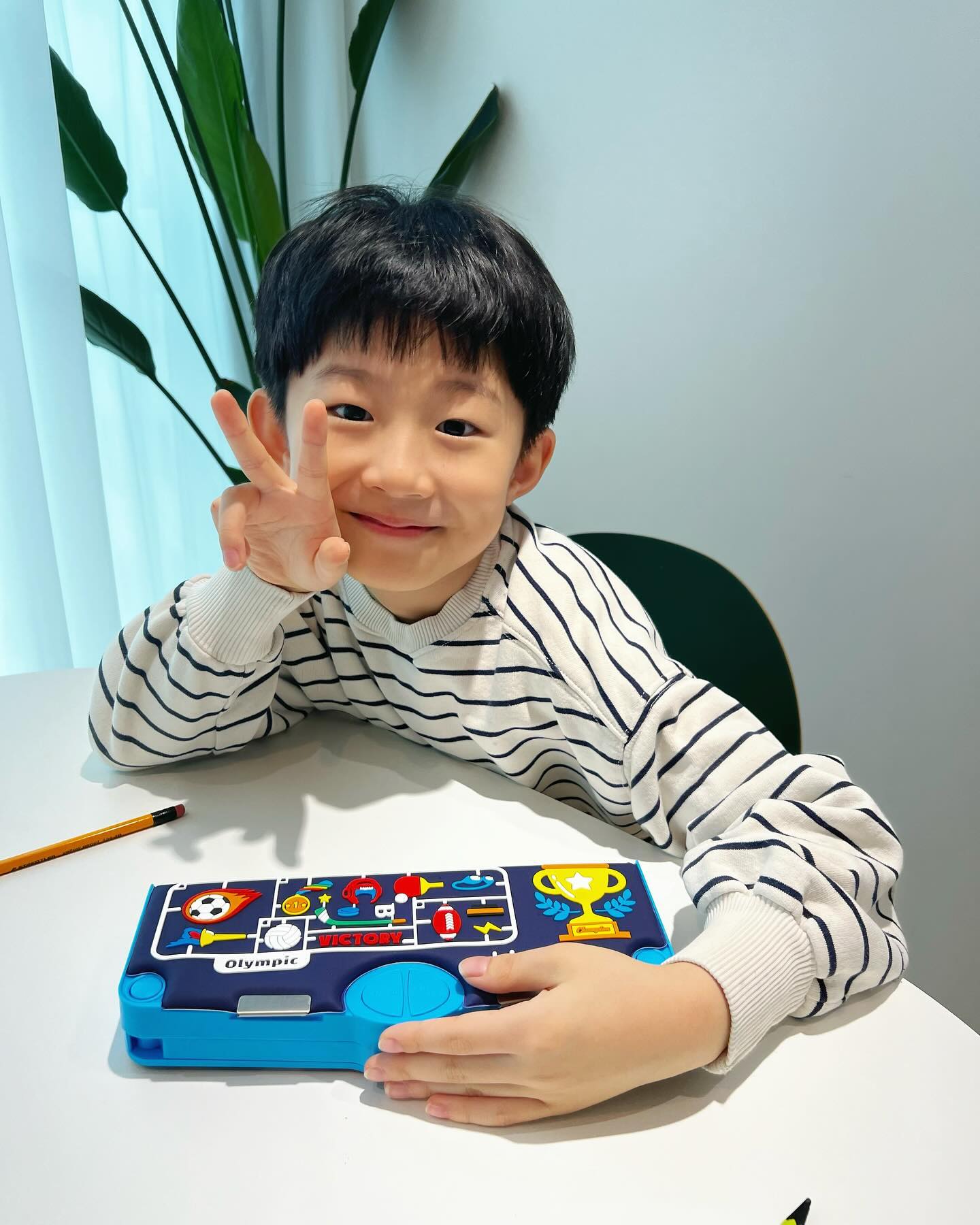 #협찬 ‘빅키드필통’ 제공받아 써보았어요!^^ 🤗 요번 신학기 준비로 신제품 출시된 빅키드필통! 

우주에게 선물로 주니 우주 눈이 띠용? 👀하고 나왔어요! 세상에나~필통에 모든게 다 탑재 되어있는 수납필통 ! 강남필통으로도 유명한데요~ 

자, 지우개, 테이프, 가위, 연필깎이 총 5가지 기능이 들어가 있어요! 버튼을 누르면? 

딱! 🤗하고 지우개 출동~가위 출동! 연필도 부러지면 언제든지 깎을 수 있도록 필통안에 연필깎이가 있으니 너무 편하더라고요~^^ 

또 가위는 ✂️ 안전가위로되어있어서 전혀 위험하지가 않더라고요! 또 테이프도 있어서 찢어진 책이 있으면 언제든지 응급처치 할 수 있어서 아이가 좋아했어요! 

초등제품으로 인기가 진짜 많을 것 같은 필통이더라고요! 👍우주는 필통받고는 방문하신 학습지 선생님께 엄청 자랑했어요!!! 

초등학교입학선물준비로 고민하고 계신다면? 🤔간단한 선물로 빅키드 필통 신학기 선물로 추천드려요! 🤗

#협찬 #파우치필통 #신학기선물 #신학기선물추천 #빅키드 #초등학생선물 #선물 #초등학생 #문구 #학용품 #초등학생필통 #필통 #변신필통 #만능필통 #인싸필통 #신기한필통 #로봇필통 #신제품 #신제품출시