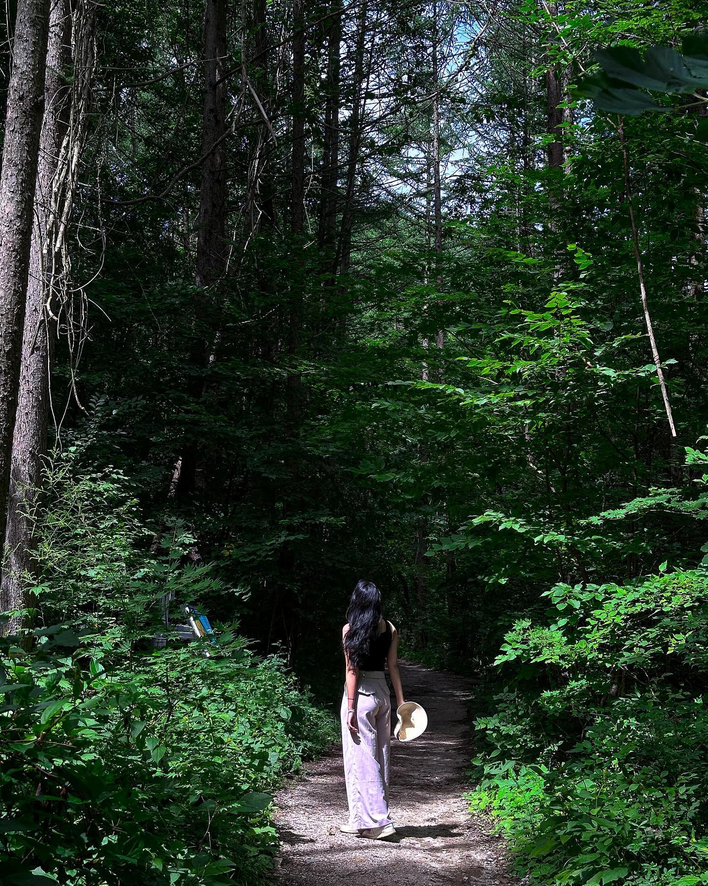 🥶여기 여름맞아? 여름여행지로 추천하는 태백여행코스🌲
더위에 지치신 분들께 시원하다 못해 추운 태백시의 이색적인 여름여행코스 소개합니다.
1️⃣ 검룡소 (사진 1-5)
서울의 한강이 여기서 부터 시작된다구🌊
한강의 발원지인 이곳은 숲으로 둘러쌓여 있어 가는 길에 온통 피톤치드로 힐링가능해요. 물이 너무 맑고 깨끗한데, 상수도 보호차원에서 물속으로 들어갈 수 는 없으니 눈으로만 즐겨요🩵
2️⃣ 황지연못 (사진 6-7)
검룡소가 한강의 발원지라면 도심속에 위치한 황지연못은 낙동강의 발원지! 이곳은 물이 나오는 연못을 제외하고는 발을 담글 수 있는데, 계곡물 보다 차가워서 뜨거운 여름에 딱이더라구요☀️
현재 이곳에서 ”한강낙동강발원지축제“ 중이니 함께 들려보세요! seonseon_festival
3️⃣ 매봉산숲길 (사진 8-10)
태백에서 유명한 바람의언덕으로 걸어 올라 갈 수 있는 이곳은 삼수령 휴게소에서 정상인 바람의 언덕까지 이어진 3.9km 정도의 숲길이예요.
자작나무와 다양한 꽃밭, 촬영장고 등이 설치되어있어 오르는 내내 지루할 틈 없이 바람의 언덕에 갈 수 있어요.
▪️태백시의 제작지원을 받아 작성되었습니다.