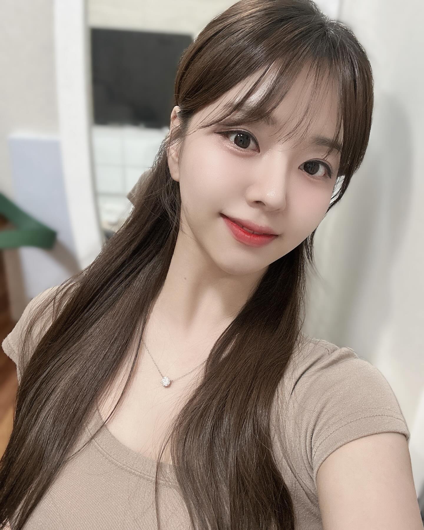 #협찬 #아크네스  얼태기 제대로온 요즘!🥲
셀카찍어본지 백만년이라 정말 어색어색하고용 요즘 뾰루지는 또 왜케 뿅뿅 나는건지 정말😈 
볼따구에 붙인 패치 보이시나유!? 엄청 자연스러워서 잘 안보이져!?(그렇다고 해줘잉ㅋㅋ)

좋다는 패치 이것저것 써봤는데 너무 얇으면 비닐 안에서 자기들끼리 엉겨붙고 난리가 나기도 하던데 
요 아크네스 패치는 얇아서 붙여도 티도 안나는데다 포장도 깔꼼하게 잘되어있어서 사용하기 정말 간편 ㅎㅎ

저처럼 아직 뾰루지를 정복하지 못하신데다가 패치 유목생활을 하고계신분들이 있으시다면 
한번 추천드려볼게요!! 아크네스 3초 진정 스팟 패치🌿

#아크네스3초진정스팟패치 #아크네스패치 #아크네스스팟패치 #아크네스트러블패치 #트러블패치추천 #트러블패치 #올리브영트러블패치 #올리브영스팟패치 #피부고민 #피부고민패치 #뾰루지패치 #뾰루지 #이마트러블 #턱뾰루지 #진정스팟패치 #아크네스진정패치