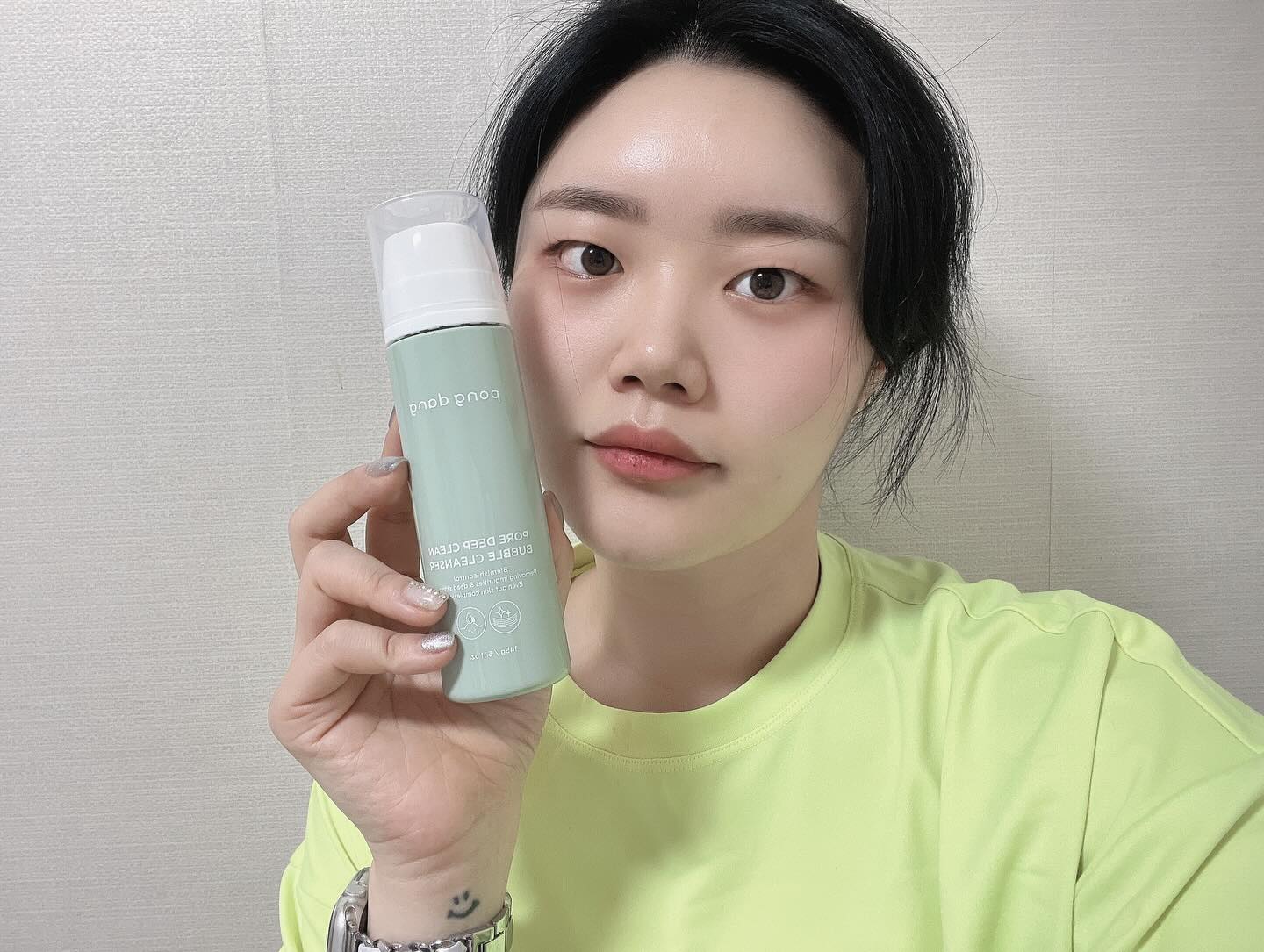 #협찬 pongdang_official 
안녕하세요. 쏘입니다:-) 얼굴에 자꾸 여드림이 나거나 무언가가 생기나요? 제가 써본 클렌저를 알려드릴게요!

🫧 제가 사용한 제품은 포어 딥 클린 버블 클렌저입니다. 저는 이마와 턱에 여드림이 한두 개씩 나서 힘들 때가 있는데 피지 분비량이 많아지고, 피부 각질이나 색조화장품 찌꺼기 등 노폐물로 모공이 막혀 배출되지 못하면 모공 속에서 여드름균이 급격히 번식하면서 발생한다고 합니다.

🫧 그래서 여드름 고민을 모두 개선해 줄 여드름성 피부 완화 기능성 버블 클렌저를 사용하게 되면 여드름 케어, 피부 진정, 수분 공급/보습 유지, 피부 정화가 된다고 합니다.

✅ 이 제품의 장점은
모공 속 피지조절 / 모공 막는 각질 제거 / 민감 피부 자극 진정입니다.

🌈 저는 이런 분들께 추천드리고 싶어요! 저를 포함한
1. 여드름 피부 고민이 깊은 청소년
2. 성인 여드름으로 고통받는 20~30대
3. 여드름 피부 고민이 있는 자녀를 두신 분
4. 검증받은 여드름 기능성 클렌저를 찾는 모든 분들

구매 링크도 함께 올려드릴게요! 들어가서 효과가 어떤지 눈으로 확인해 보세요!
.
.
구매링크👇
https://pongdangshop.com/product/%ED%90%81%EB%8B%B9-%ED%8F%AC%EC%96%B4-%EB%94%A5-%ED%81%B4%EB%A6%B0-%EB%B2%84%EB%B8%94-%ED%81%B4%EB%A0%8C%EC%A0%80/47/category/25/display/1/
.
.
#청소년클렌징폼 #퐁당버블클렌저 #클렌징폼 #여드름폼클렌징