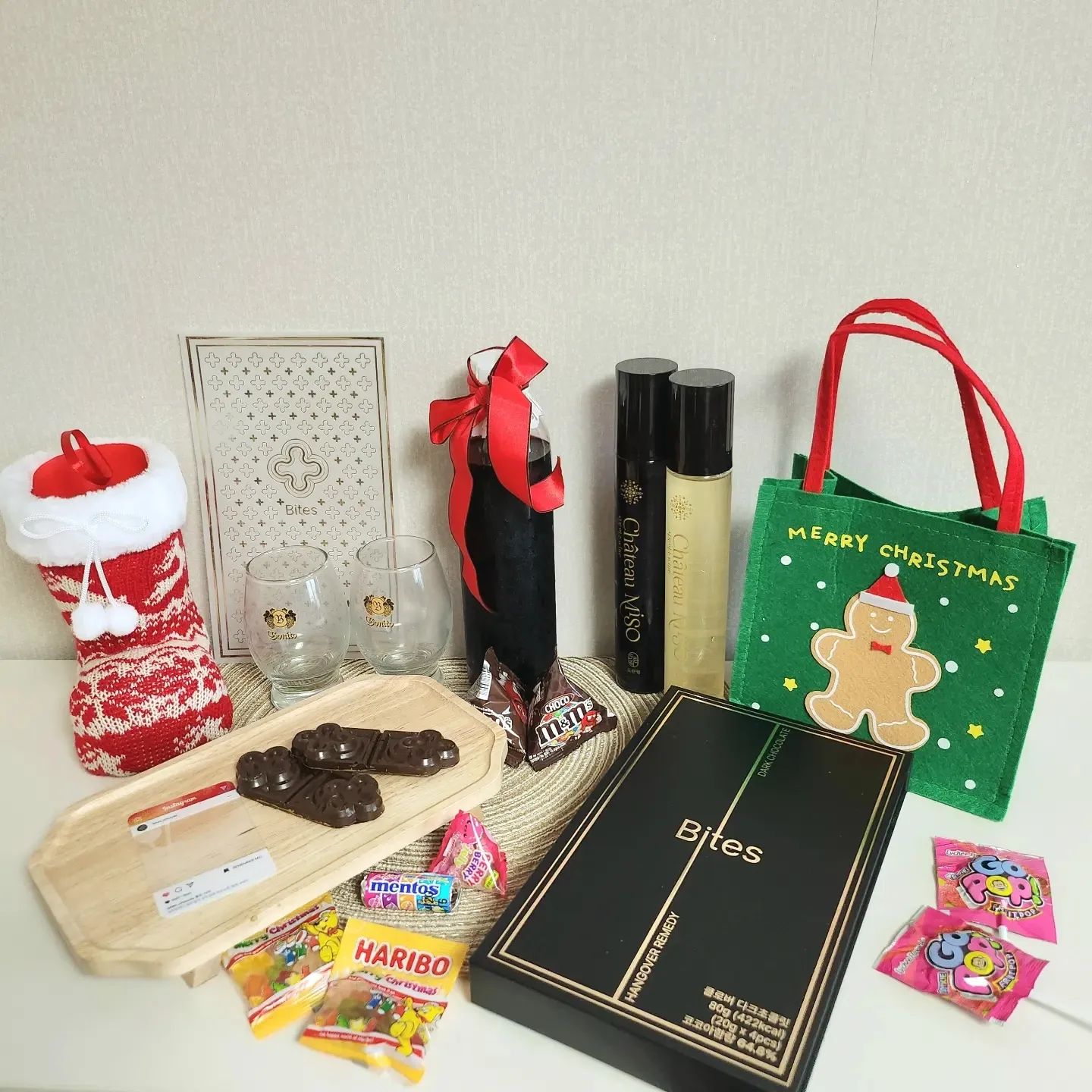 #협찬 #바이츠클로버다크초콜릿
Thanks to bites_chocola 

연말파티에서 빠질 수없는 알코올🍷🍾

<바이츠 클로버 다크 초콜릿>과 함께하니
색다르고 재미있고 맛도 있고!

와인과의 페어링을 빼놓으면 너무섭섭해!
와인에 초코 (일명와초) 
미친듯이 사랑하는 홍챠🫐
쌉싸름한 와인과 달콤초코의 조합은
그저 천생연분이라고 밖에는...

다크하면서도 달콤한 초코는
커피랑 함께 즐겨도 최고의 조합☕️🍫
특히 홍챠는 시럽뺀 라떼류와 자주즐겨요!

무설탕 다크초콜렛이라면 
더욱 부담없겠죠?
두 개로 쪼개져서 나눠먹기도 좋고

일곱가지 술 깨는 성분 들어있는 
숙취해소 초콜렛이란게 제일 신기하고 마음에 들어요

#홍챠 #홍챠의일기
#바이츠클로버다크초콜릿
#bites_chocola
