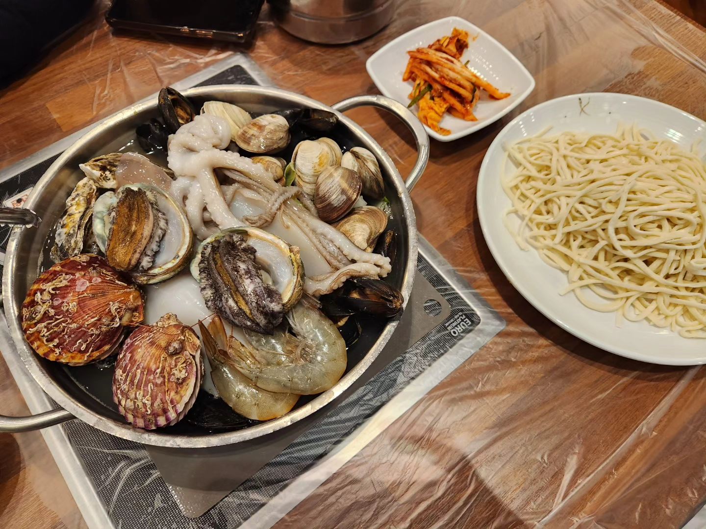 .
몸보신하자고 간 해물 칼국수집!
전복, 가리비, 낙지, 오징어, 새우 등
싱싱한 해산물이 한가득~
칼국수집이란 사실을 잠시 잊었습니다😅.

저는 겨울은 정~말 싫어해요!
추위도 많이 타지만 수족냉증도 심해서
카페에 앉아만 있어도 손이 얼음장이쥬
글서 겨울엔 거의 집콕아님 요렇게 따땃한 
국물 요리를 찾아다니네요😂
여러분들은 겨울 좋아하나요?
.
#빨리여름이왔으면
#여름나라가서살고싶다
#해물칼국수 #해산물천국
#복많네해물칼국수 #몸보신 
#옥이동이 #옥동부부 #부부스타그램
#달달한럽스타그램을가장한
#얼굴다팔려서이혼은안돼프로젝트
#더얼굴팔리게 
. 
#선팔하면맞팔가요
#소통환영 #팔로우반사 #맞팔선팔환영
#しんこんふうふ #新婚夫婦