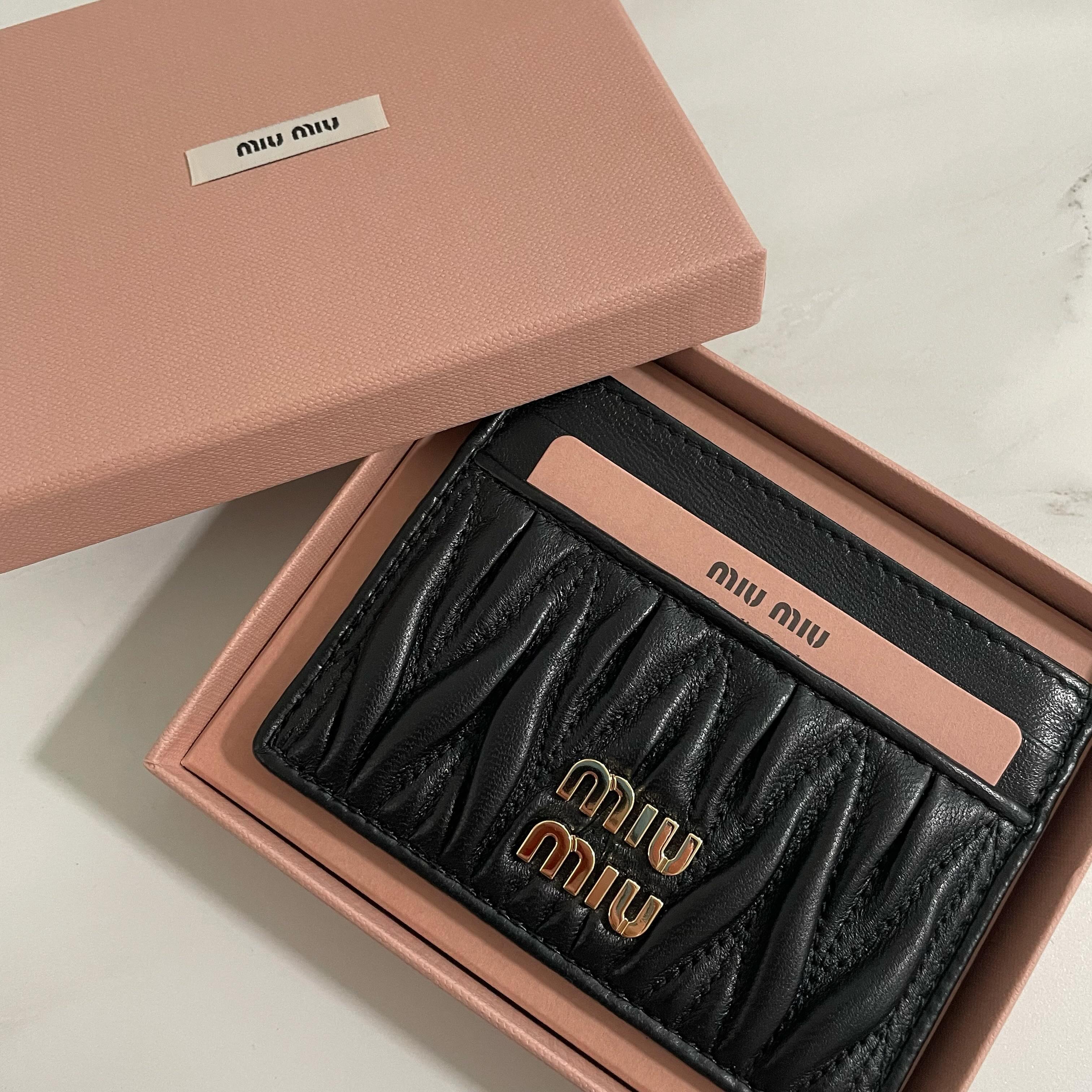 77ㅑ🖤
.
.
.
.
#미우미우 #미우미우지갑 #카드지갑 #miumiu #졸업선물