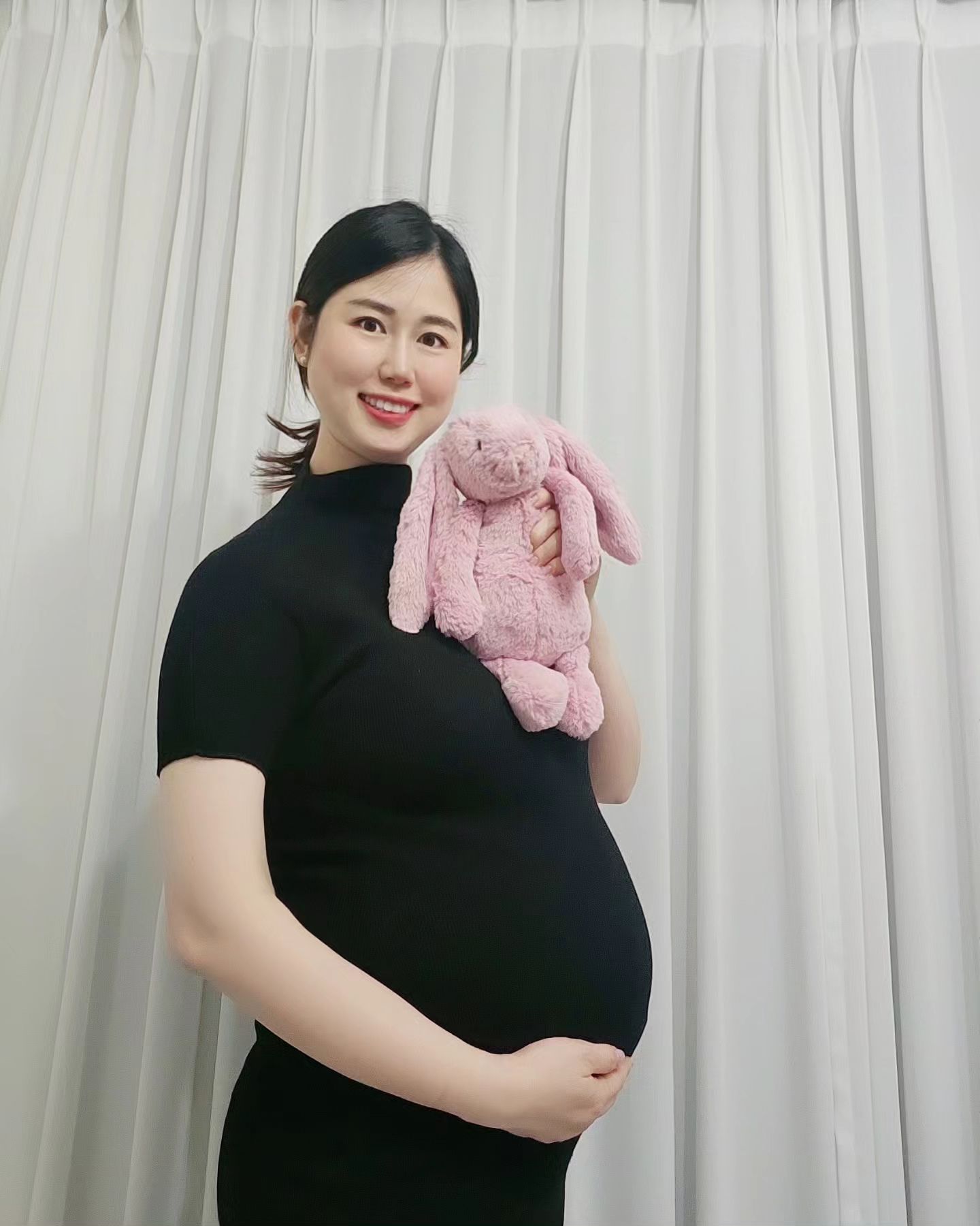 쁘띠와의 만남 D-100🤰

새벽5시 기상해서 출장 갔다가
밤11시 다 되어 들어온 워커홀릭 엄마지만,
오늘 함께 잘 있어줘서 고마워:)

대문자 F인 아빠는 우연히 회사 앞에서 "쁘띠꽃다발"이라고 써져있는 걸 보고, '쁘띠'라는 문구에 꽃을 사오셨어ㅎㅎ
대문자 T인 엄마는 꽃을 별로 좋아하지는 않지만, 
오늘은 쁘띠꽃다발이라니깐 좋네💐

특별히 오늘은 엄마에게도, 아빠에게도
좋은 일이 가득했던 날이기도 해✨️
쁘띠도 좋은지 어느때보다 태동도 심하고👍

그래서 이 날을 기록하고 싶었어
건강하게 있다가 100일후에 예쁜 세상에서 만나자❤️