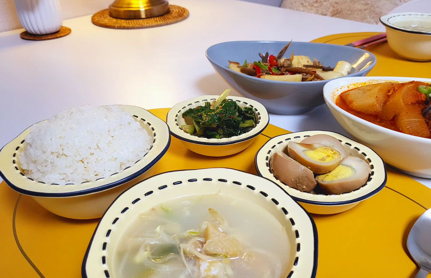 사고싶은 그릇이 차고 넘쳐서
찬장을 새로 들여야 할 판 🫨
적당히 잘 먹고 사는 일은 번거롭다 🫥