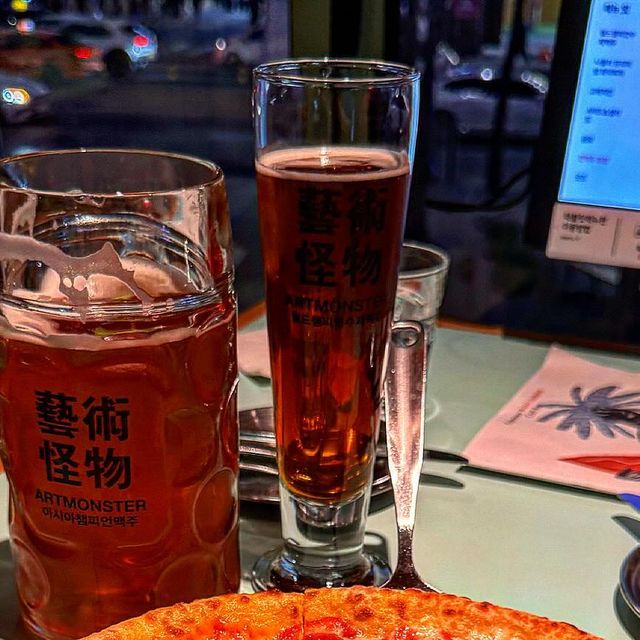  와이너프리 on Instagram: "#광고 @artmonsterbrewery

월드챔피언 수제맥주수상!!-맥주맛이 예술이네!-
가 슬로건인! “아트몬스터 명동점” 다녀왔습니다-

국제 대회에서 다관왕 수상하고 있는!-
부티크한 명품 맥주를 제조하고 판매하는 펍!!-

명동역에 있다 보니 외국인들도 많이 방문하는
핫플레이스 입니다!!-

직원분들이 외국분도 계시는데 유창한 한국어!-
인테리어는 한국적인 미의 요소가 많은 명동점이고!-
외국분들도 많다 보니- 여러 문화가 공존하는
느낌!- 외국인들에게도 인정받는 맥주 맛인가 봅니다!-

🍕🍕 반반피자 ( 피자아몽 / 페퍼로니 )
🍗🥘 순살 치킨 떡볶이
🍺🍻 이태원 프리덤 1L
🍻🍺 청담동 며느리 415ml(S)

이태원 프리덤은 독일 밀맥주에 버금가는 바나나향과, 정향의
조화가 탁월한 부드러운 밀맥주입니다!- 부드러워서!-
피자와 치킨과 너무 잘어울렸습니다!- 1L를 순삭했네요!-

청담동며느리 뭔가 까탈스런 느낌이지만- 의외로 부드럽고
청량한 오스트리아 빈에서 만들어진 라거!— 깔끔하니 좋았습니다-

로메인 루꼴라의 풍미 있는 야채로 상큼하면서도- 신선한 느낌의
피자!!- 그러면서도 모짜렐라 치즈의 묵직함- 리코타 치즈까지!-
화덕피자의 맛으로 맥주의 맛을 더 살려주는 피자였습니다!-

치킨과 떡볶이를 콜라보!!- 떡볶이가 매운강도가 좀 있어서!-
매웠지만!!- 바로 사라지는 매움이라!- 맥주랑의 궁합이 좋았습니다!-

다양한 맥주를 즐길고- 그에 맞는 페어링 안주까지 !!-
진정한 수제 맥주를 즐기시고 싶으신 분들에겐!-
매력적인 수제맥주집입니다!!-

📍 서울 중구 퇴계로 18길 2 2층
 “아트몬스터 명동역점” 
⏱️ 월-금  17:00 - 24:00
  토  15:00 - 24:00
  일  15:00 - 23:00

** 알코올은 발암물질로 지나친 음주는 간암, 위암
  등을 일으킵니다. 임신 중 음주는 기형아 출생
  위험을 높입니다.**

#명동맛집#명동데이트#명동역맛집#명동맛집추천#명동술집#서울명동맛집#명동핫플#아트몬스터#수제맥주#순살치킨#떡볶이#피자#이태원프리덤#청담동며느리"