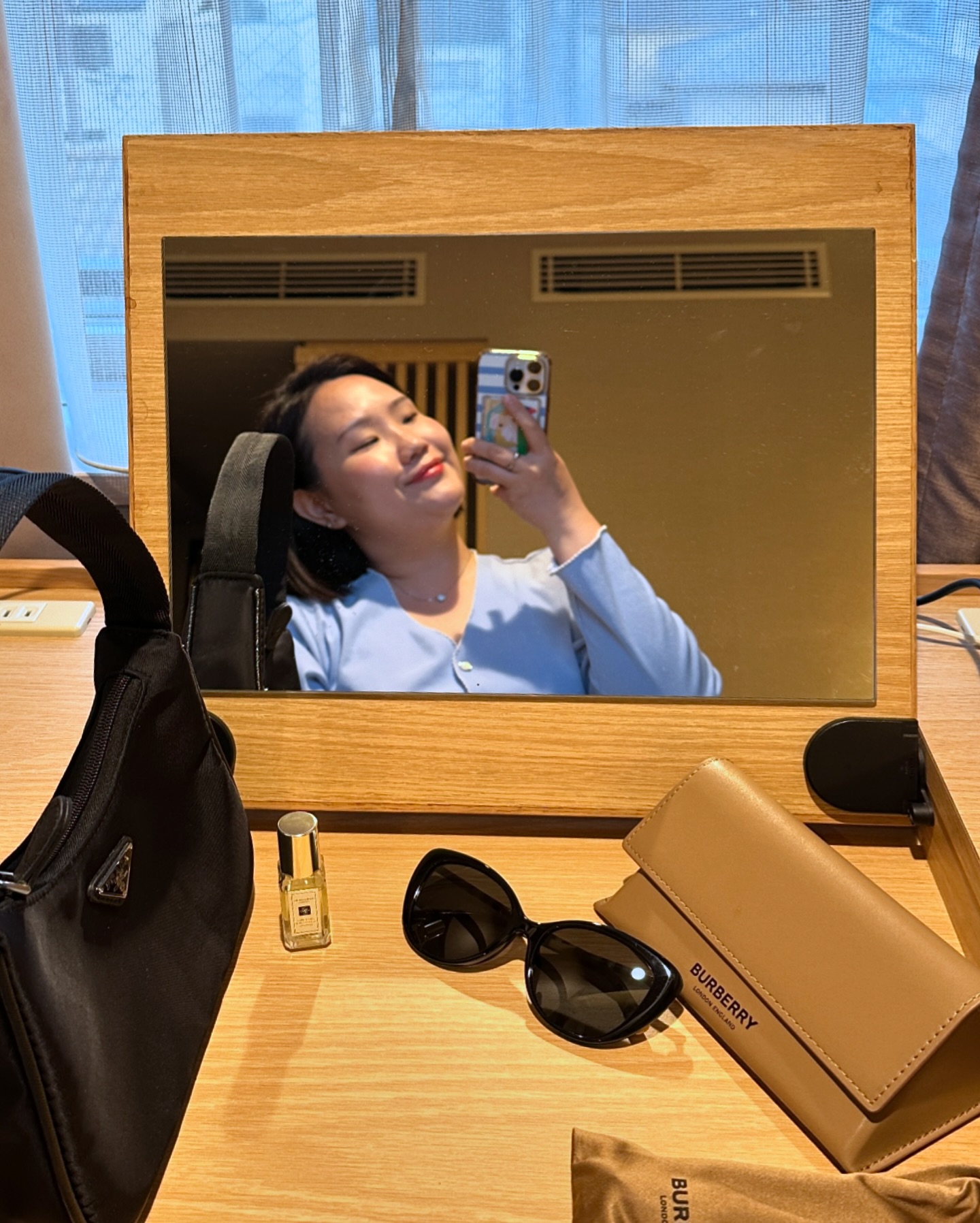 #데일리룩

여름에도 긴팔 가디건 하나쯤은 있어야하잖아요? 
제가 요즘 아주 잘 입고 다니는 조합이예요!! 

👗피코드 골지 원피스 소라
 + 골지 가디건 세트

🤍 옥수수에서 추출한 원료로 만든 친환경 원단
🩵 부드럽고 달라붙지 않는 쾌적한 터치감
💙 소재 끝단 피코드 처리가 포인트 
🤍 실버 테두리의 진주 포인트 

🎢단미블랑에서 만나보세요 !! 😉