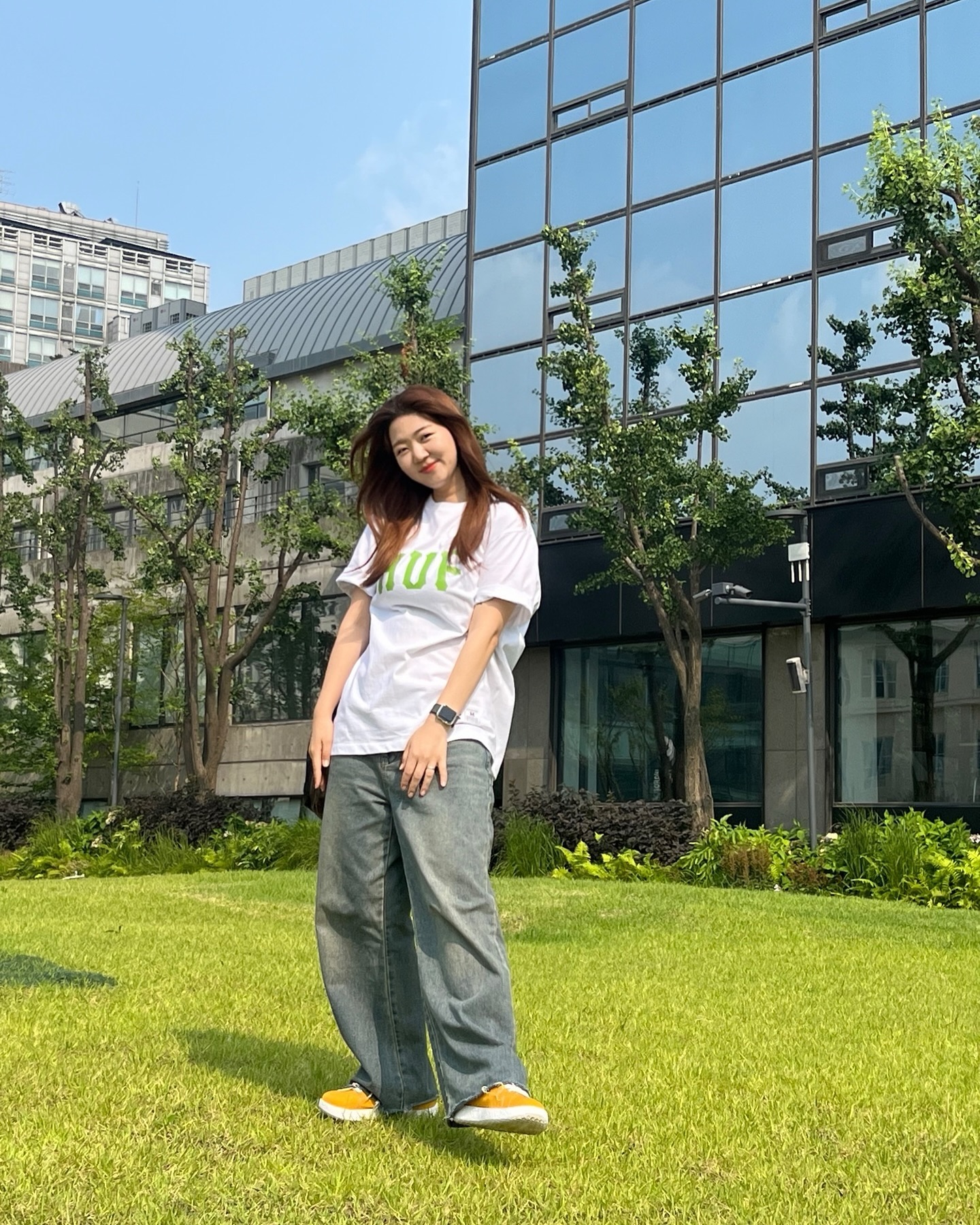 #협찬 lemouton_shoes 

편한 신발, 르무통! 에서 협찬을 받게 되었습니다:)
귀여운 노랑신발이 제 눈에 띄었는데요💛
편할 뿐만 아니라, 색깔도 예뻐서 코디하기 너무 좋더라구요!

더운 여름날 한참을 걸었는데 땀은 났지만 발은 아프지 않았더라는!!
모두 르무통하세요😉😉

<상품정보>
신발 | lemouton_fashion 
상의 | hufkorea 
하의 | musinsa_standard 
가방 | crewsculptor 
.
.
.
.
.
.
.
.
.
.
.
.
#lemouton #르무통 #여름코디 #발편한운동화 #르무통버디 #르무통_in #인사동 #아이콘캐스팅 #데일리룩 #운동화추천 #캐주얼룩 #오오티디 #ootd #dailylook #streetfashion