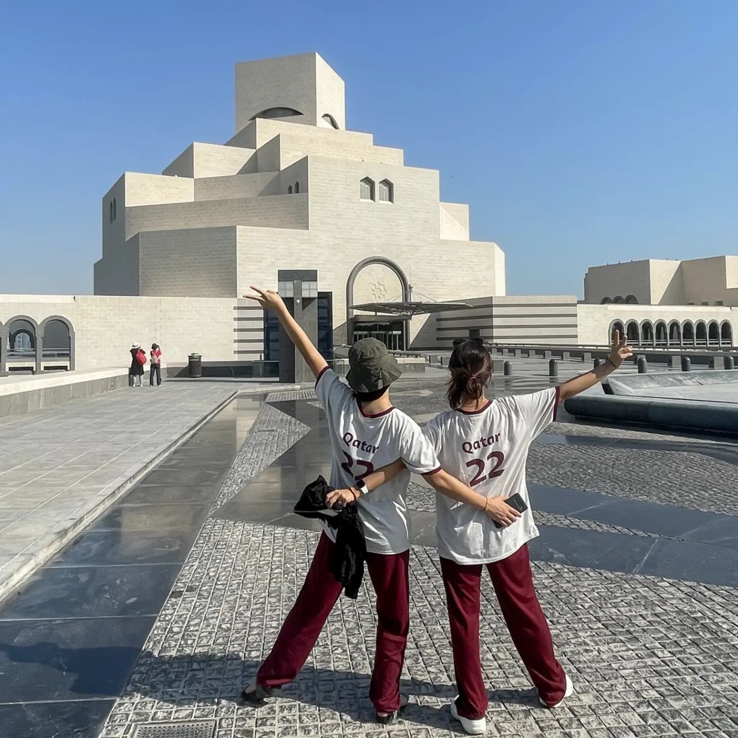 Quatar Transfer Trip 👯‍♀️
.
도하공항 버스투어 🚌
저희는 공항에 내리자마자
면세점에 위치한 디스커버도하 카운터에서 예약했는데
예약 없이도 투어 시작 전에
공항 카운터에 도착하면 바로 이용할 수 있어요 :)

인당 99리얄
카드나 카타르 리얄로 결제 할 수 있어요.
트래블월렛 카드 사용가능해요!

1. Museum of Islamic Art
2. Katara Cultural Village
3. Souq Waqif
.
.
#quatarairways #카타르여행
#quatar #discoverdoha