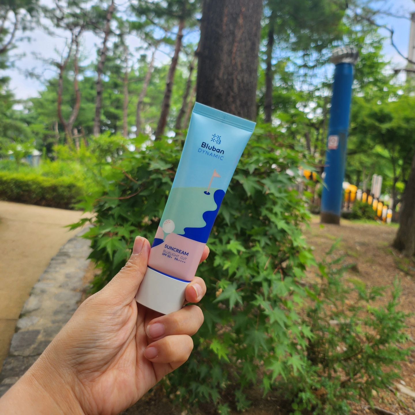 #협찬 

땀때문에 화장보다는 #선크림 만 바르고 외출할때가 만하요.
BUT. #여름선크림 들은 지수가 높은대신 백탁이 심해서 쿠션도 또 발라야하고 땀때문에 씻기면 또 바르고 힘들어요.

#블루반 선크림만 바르고 다녀도 괜찮은 #톤업선크림 이라서 #데일리 로 바르기 딱이에요.
요즘은 폰이나 컴퓨터도 많이 해서 일상생활에 #블루라이트 노출도 많잖아요.
#자외선차단 과 #블루라이트차단 이 동시에 되는 #bluban 굿~👍 👍
블루라이트 차단 특허성분 인증 브랜드에요. 

SPF50+, PA++++로 여행가서도 쓸수 있고 #저자극 #눈시림방지 되서 #학생선크림 으로도 좋아요.
저도 선크림바르고 눈이 시려서 눈물 많이 흘려봤는데 정말 눈이 안시려서 맘에 들었어요.
발림이 좋아서 끈적이지 않고 흡수 잘되는 #선크림추천 합니다.

#수분 #미백 #주름개선 #기능성화장품 #스킨케어 #선블록 #썬크림추천 #미세먼지흡착방지 #혁신제품 #특허원료 #특허제품 #수분선크림 #선크림톤업 #선로션 #콜마선크림 #남자선크림