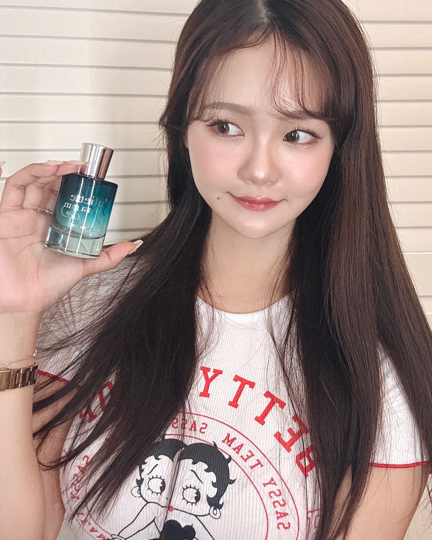 #협찬 
프랑스 니치 퍼퓸 브랜드 줄리엣 헤즈어 건 페어 잉크

향수를 좋아하고 취향도 있는 편이라 적혀 있는 향 설명이 제 취향이라.기대감 가득 가지고 뿌려보았는데 어디서도 본 적 없는 달달하고 시원한 페어향! 여성스럽고 잔향도 비누 향 느낌 가득한 느낌이라 이번 주 내내 데일리 향수로 뿌렸잖아요?⌯’ㅅ’⌯ 묘하게 중성적인 느낌도 살짝🙊

제가 뿌린 프랑스 니치 퍼퓸 브랜드 줄리엣 헤즈어 건 페어 잉크는 성수동 LCDC에 위치한 니치 퍼퓸샵 PSPSPS에서 만나보실 수 있어요˘͈ᵕ˘͈

juliettehasagun_kor 
pspsps_kr 

#광고#니치퍼퓸#니치향수#줄리엣헤즈어건 #프랑스향수 #MZ향수 #PSPSPS