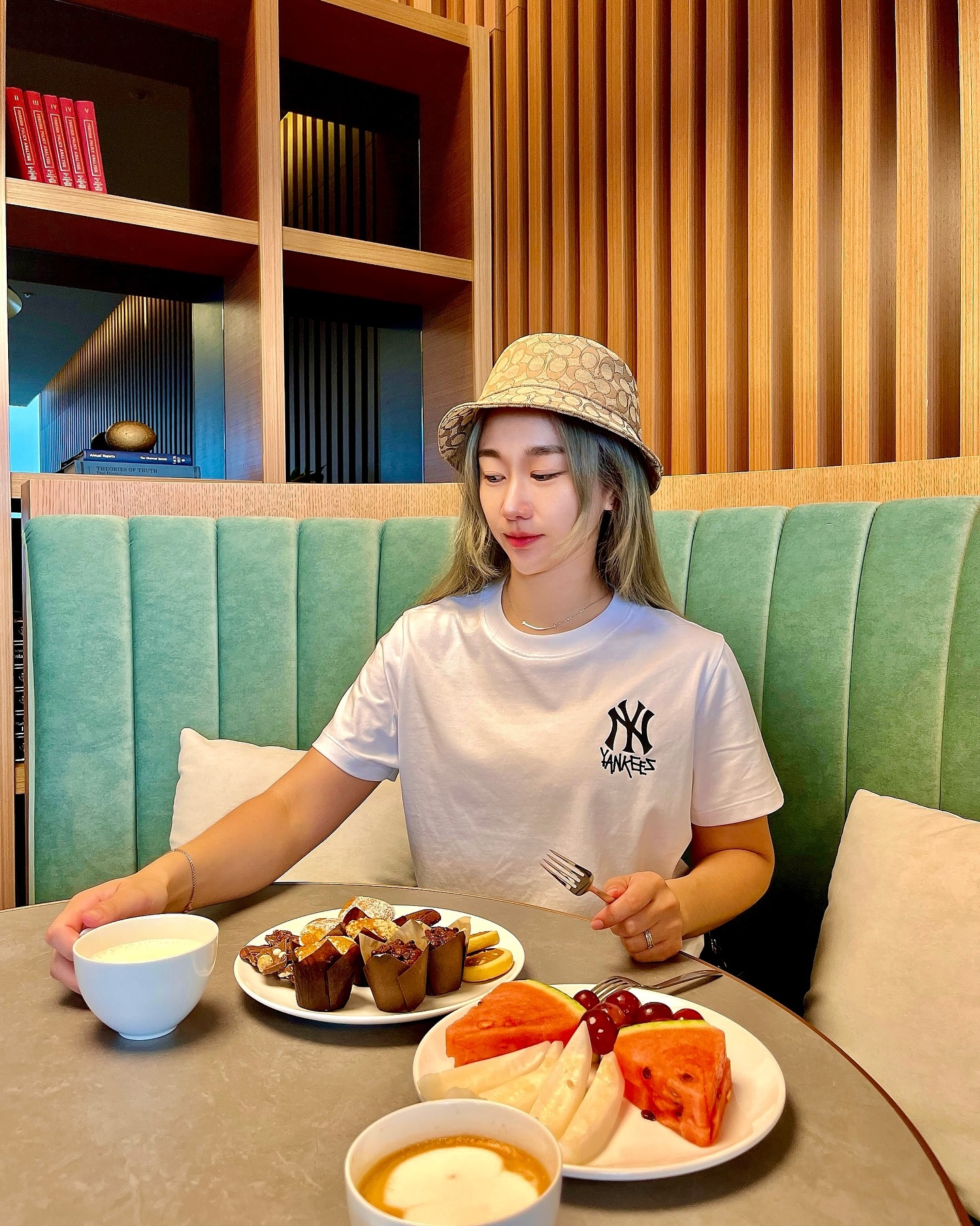 ☕️

티타임 시간을 못 맞추다가
드디어 늦지 않아서 라운지 티타임!

케이크류가 없어서 아쉽지만 빵 맛집이다.

마들렌이 얼마나 맛있던지
과일이 달지 않게 느껴지더라고!

🥰