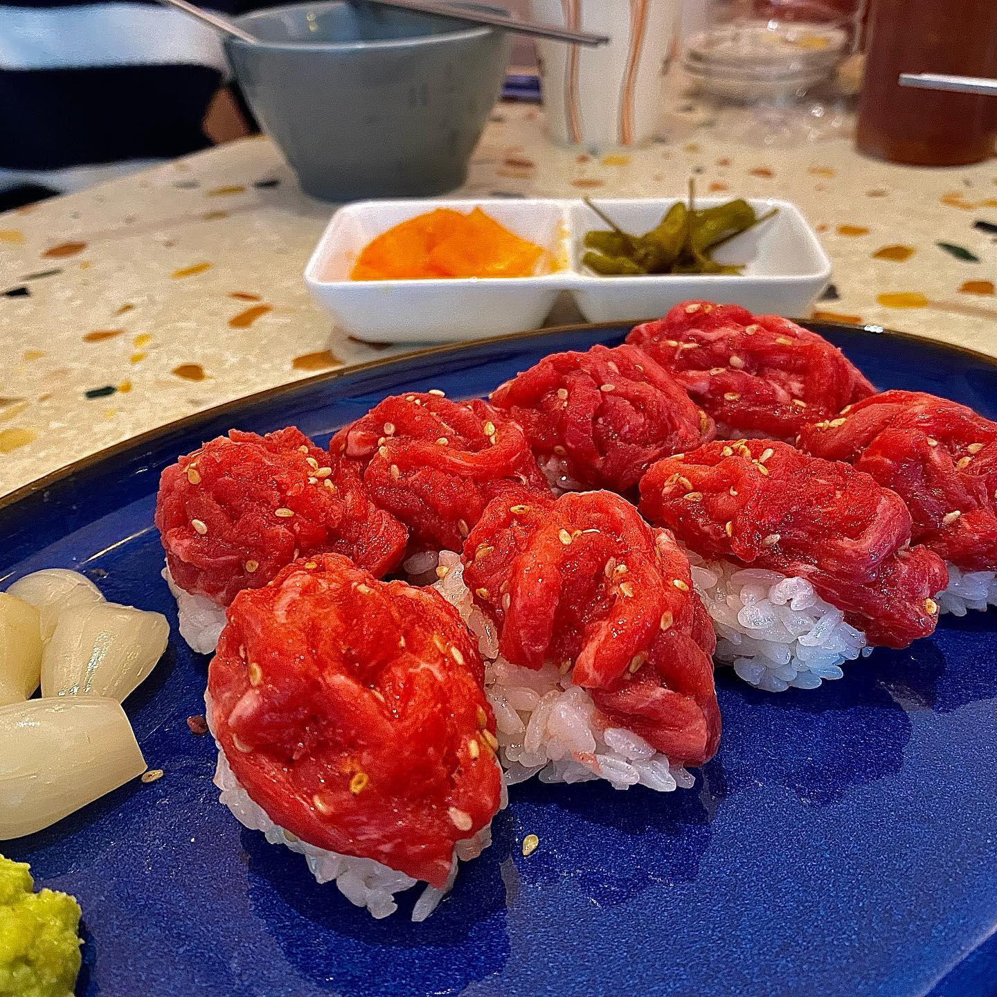 🥩가성비 미쳐버린 7천원대 육회초밥🥩
육회 사시미 드셔보신 분?
저는 유딩 입맛이라서 육회는 어른들의 세계 같다며 20년 넘도록 여태 시도도 안해봤는데, 여기는 진짜 맛있더라구요!

생선 초밥이 질리는 분에게 추천🍣
가격도 깡패라 언제든지 가도 부담 없을것 같아요!
밤늦게까지 여니 술을 마시러 가도 굿🤍

앞으로 종종 육회 생각날거 같아용

밤에는 술 한잔 가볍게 데이트 맛집
직장인들에겐 점심 맛집으로 추천🤍

📍육회바른연어 상왕십리점
🕐11:00am ~ 2:00am Everyday

대표메뉴:
육회초밥 6pc 7,500원
육연(육회+연어)덮밥 7,900원
어묵탕 13,000원

.
.
#왕십리역맛집 #왕십리맛집 #서울맛집 #육회 #육회초밥 #육회바른연어 #맛스타그램 #먹팔 #디마에 #서울초밥 #서울육회맛집 #왕십리점심 #왕십리데이트
.