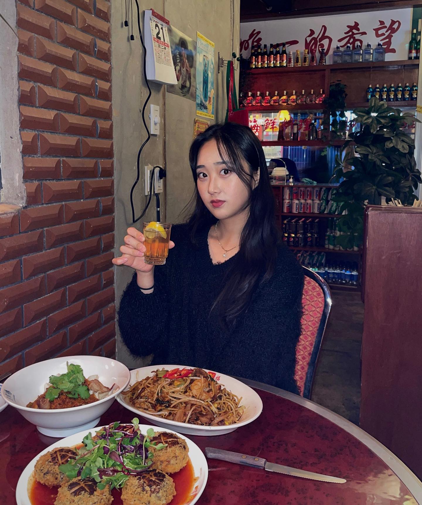 나랑 한 잔 할 텨~?🍹
#🙋🏻‍♀️ 

잠시 홍콩 좀 다녀와야겠어-🇭🇰✈️

나 차이니즈 좋아했네..(고수빼고)
요기에 중독 돼버렸어.. 마라.. 짜장..칠리..

✔️차오미앤
✔️표고슈마이
✔️뱡뱡면

개인적으로 표고슈마이 강추❤️‍🔥
표고버섯&새우완자 튀김 대존맛🍛
버섯이라 살안찌는 기분 .. 헣..👀💦

너무 추워 죽는 줄 알았는데
서비스로 나오는 순두부찌개가 날 살려따.. 
뜨끈 얼큰하게 진짜 맛있음

연말에 들러야 할 맛도리집🍲❤️‍🔥
yoh_nightmarket 

#대구중식맛집 #차이니즈펍 #대구중구맛집 #김광석거리맛집