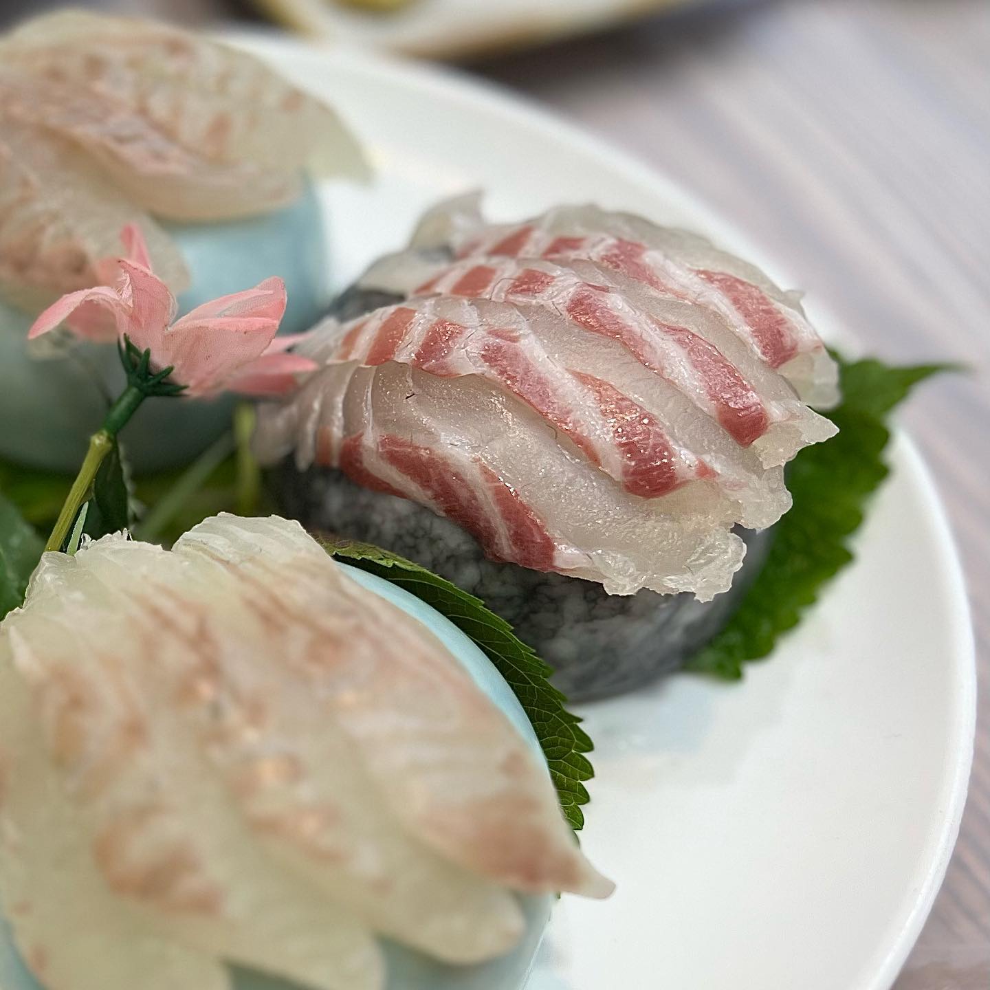 진천동맛집 산호횟집 회정식 먹고 왔어요🐠🍣
프라이빗한 룸으로만 운영되는 산호횟집에서 1인당 25,000원 하는 회정식 먹었는데, 다양한 스끼를 시작으로 회, 초밥 그리고 매운탕까지!! 정말 배 터질뻔 했어요💚
달서구 베스트 맛집 산호횟집 추천해요!

#진천동맛집#산호횟집