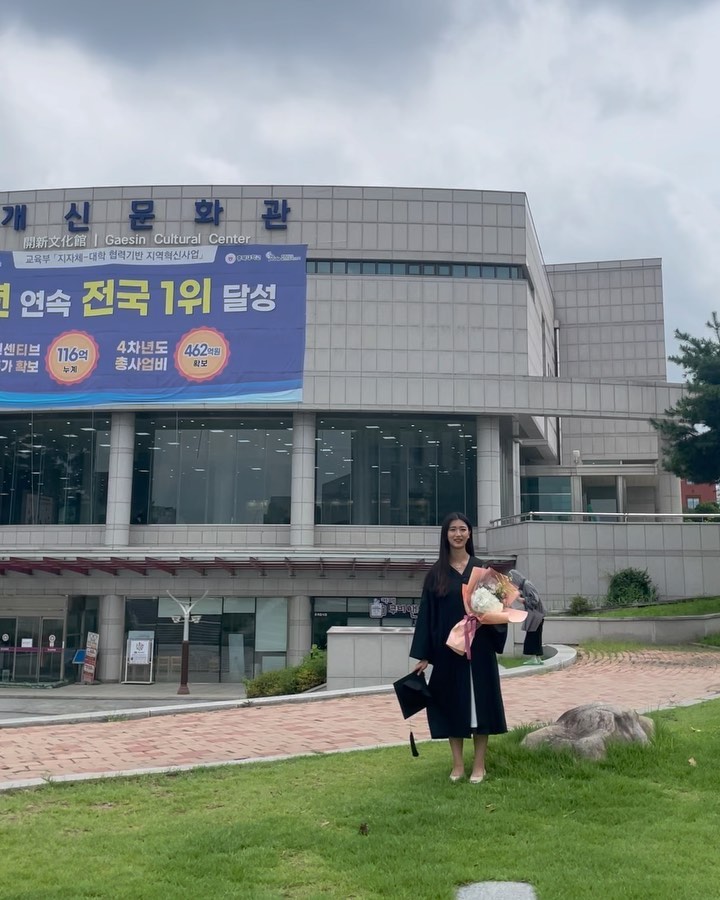 저의 대학생활을 예쁜 추억으로 만들어주신 모든분들 다 감사하고 사랑해요💚🫧 학교는 떠나가지만 함께한 기억들은 평생 간직할게요! 덕분에 많이 행복했습니다🩷🫶🏻🩷