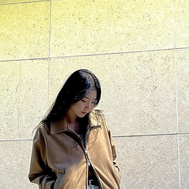 ෆ 수현 ෆ on Instagram: "#광고 @vivabrown_official 무신사에서 핫한 비바브라운 스웨이드자켓🌱 🦦 제품명: 85-VIVA001 [비건 스웨이드] 카라 블루종 스웨이드 자켓 🦦 색상: 카멜✔️, 블랙, 화이트