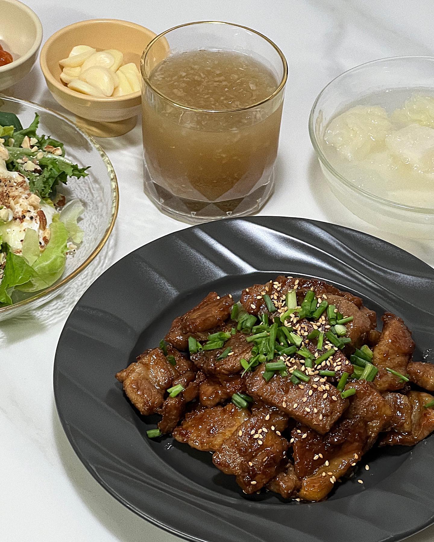 #협찬#조박몰#조박집

돼지갈비 맛집은 우리집 🐷🐷🐷
갈비 맛있는 건 당연하고
동치미 식혜까지 너무 맛있.......
든든한 한끼 잘 먹었습니당 💛

깔끔하고 신선하고 짱맛있는 돼지갈비 소개해드릴게요 ㅎㅎㅎ

100% 도드람 한돈만을 사용해 
냉장 상태로 배송오는 맛집 갈비 !! ✨
타 업체의 경우 100% 국내산 돼지고기를 이용한다고 어필을 하지만, 실상은 그렇지 않을 수 있으니 꼭 꼼꼼히 따져보고 구매해야한다는 점 알고 계신가요오

조박집은 마포에서 45년 동안 꾸준한 단골 고객이 있는 전통 있는 매장으로 아버지, 어머니 손잡고 오던 아이가 성인이 되어서 배우자, 친구와 함께 오고 아이를 낳아 할머니, 할아버지랑 함께 오는 신기한 매장입니다

조박집은 2022년 도드람과 정식 MOU 체결을 맺고, 
도드람 한돈 냉장육만을 사용한다고 합니다 (국내유일!!)

수요미식회, 맛있는 녀석들, 현주엽 먹보스 쭈엽이, 입짧은 햇님 등 
다수 TV프로그램, 유튜브에 '광고 없이' 입소문으로 소개되었고  돼지갈비, 동치미, 식혜 모두 수제인점 !!!

jobakzib_official

https://smartstore.naver.com/jb-on/products/7763108732

#돼지갈비맛집 #돼지갈비맛집추천 #돼지갈비밀키트 #전국택배맛집 #택배맛집 #양념돼지갈비 #마포돼지갈비 #돼지갈비 #캠핑용밀키트 #조박집 #조박몰 #스토리앤체험단 #스토리앤미디어