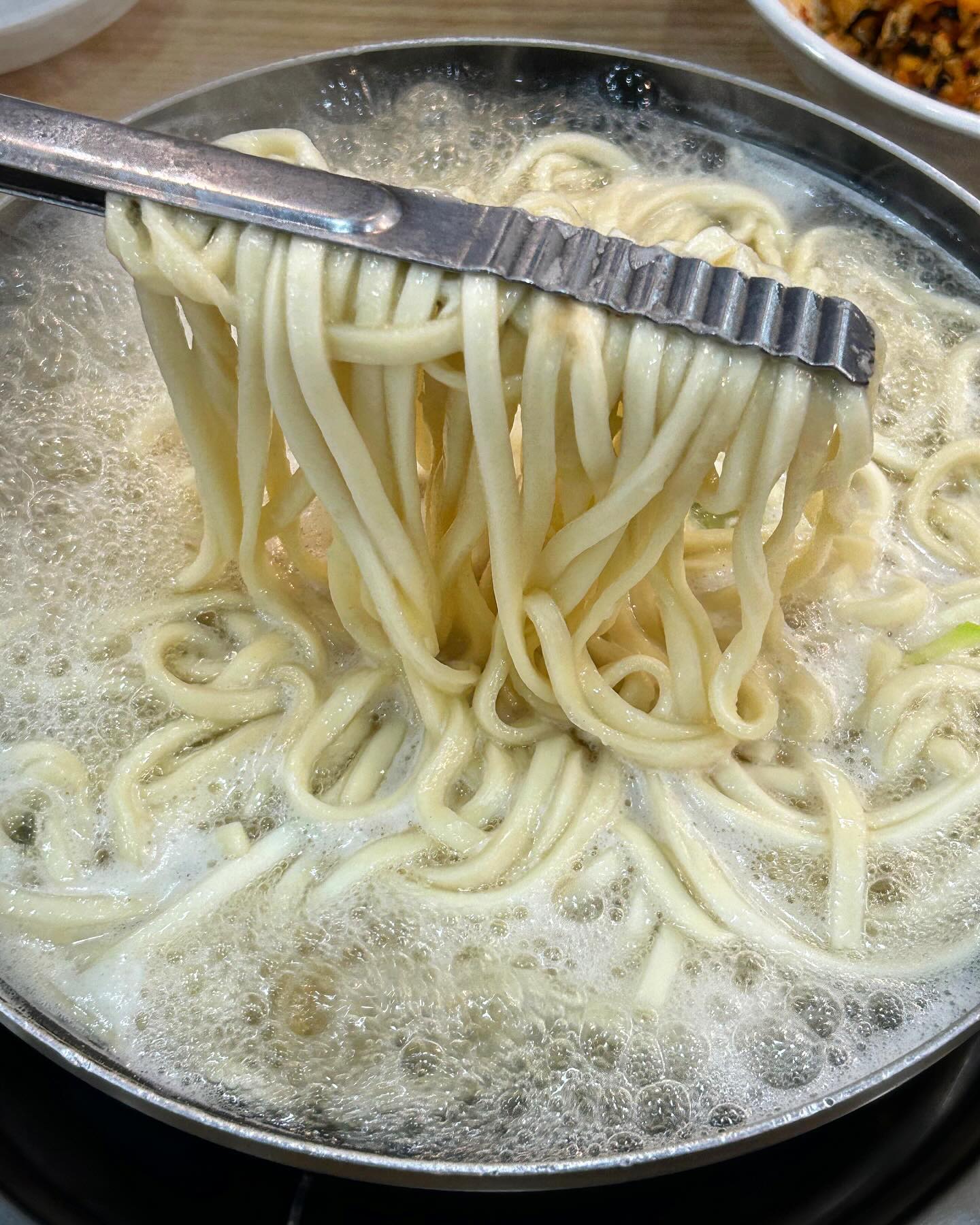 📍양주 밀밭칼국수
칼국수는 물론이고 무채비빔밥까지 맛있는 곳

평일 점심시간 30분 정도 기다렸다가 들어갔다
사람들이 많은데는 역시 이유가 있다~

바지락이 한가득 들어가 있어서 국물이 진짜 시원하다
면발도 쫄깃해서 호로록 들어가는데 김치까지 매콤한게 맛있다
계속 끓이면서 따뜻하게 먹을 수 있으니까 넘모 좋음

사이드로 필수 주문인 무채비빔밥은 
참기름 + 김 + 무채 3가지 조합이 미쳤다
매콤하고 아삭한 무채에 고소함까지 더해져서 밥 한공기 뚝딱임

🥢칼국수_10,000원
🍚무채비빔밥_3,000원

#밀밭칼국수 #밀밭칼국수2호점 #양주맛집 #양주점심 #양주점심맛집 #양주칼국수 #양주칼국수맛집 #경기도칼국수맛집