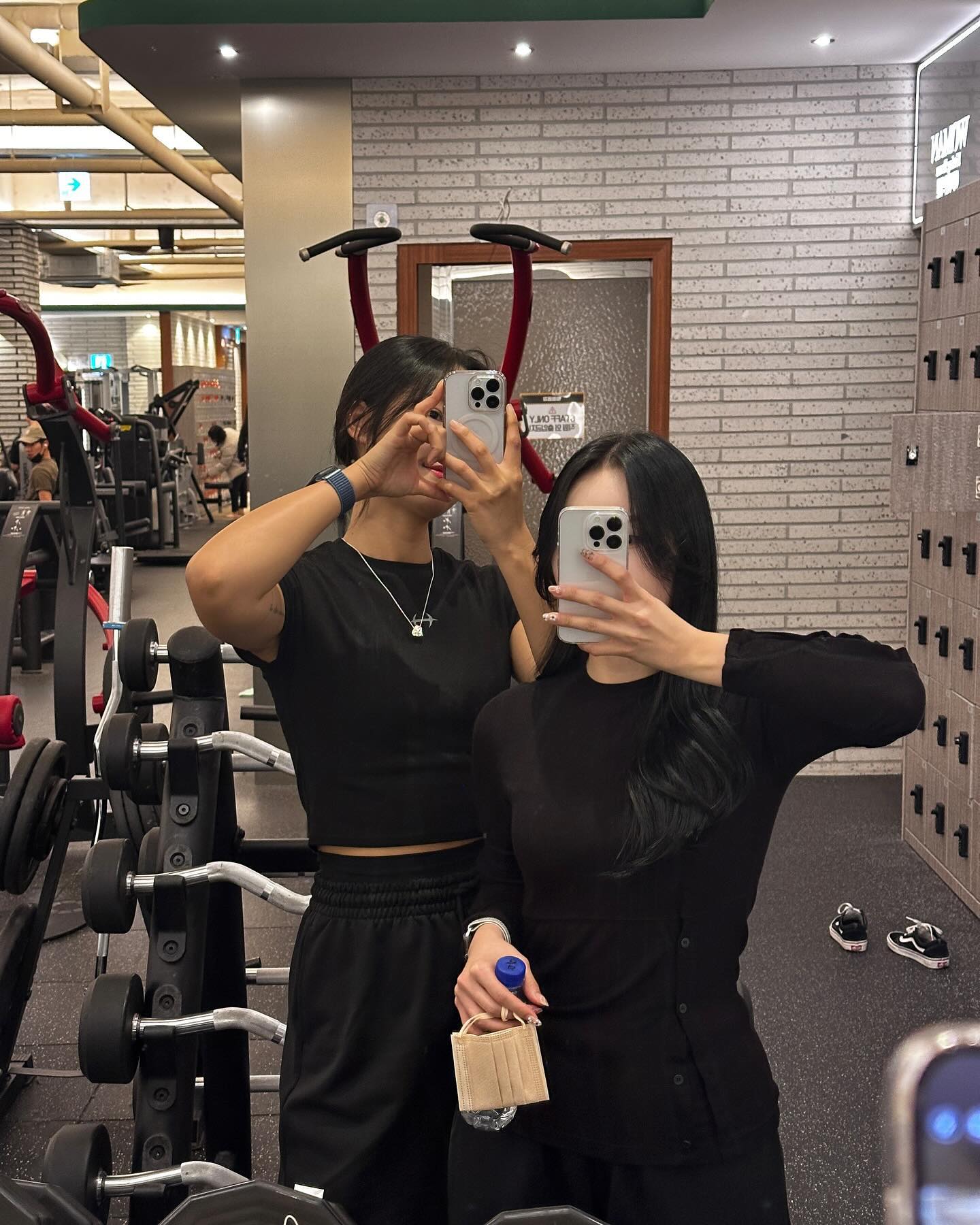#오운완 #유산소 #20231129
둘다 올블랙이라서 바지도 벙벙한거라 찍어와따✌🏻
오늘 수업은 러닝 자세 코칭 받기!
진짜 문제가 많은거 아는데 뇌가 안 받아 들이려 해서
그게 문제지만 그래도 노력은 해봐야지🤨

아프면 까불지말고 쉬어야만 오래 안아프게 뛸수 있데!
고관절 장요근 누적된 통증 어여 사라져라 다시 뛰게

맨날 가위로 잘라서 쉐이크에 넣어주다가 없으니까 꿀팁찾음
ㅋㅋㅋㅋㅋㅋㅋㅋㅋㅋ 진짜 이거 넣다가 숨 넘어갈뻔
여러분도 참고하세요 #꿀팁

#바핏크루_수잔시 오늘의 추천 메뉴는🍫
내가 몇번이나 구매하고 아직도 먹는 제품
출시하고부터 계속 먹고 있는 단백질쉐이크
#고고단 모카초코라떼맛 쉐이크🤎🤎

같이 운동한지 1년 넘은 하영이한테 전파시켜서
몇달째 같이 먹어주는 중ㅁ! 맛별로 다 샀는데
이번에 바나나 나온다드라구?🍌🍌

초코는 진쨔 빠질수 없는 맛인데 초코에 초코를 더해서
오늘 아침은 그래놀라 신상까지 맛봤댜🤎
왜 그래놀라 미니팩뿐이야,,? 사장님 큰팩 내놔요 당장!!!

#바핏크루 #바르닭 #닭가슴살 #바르닭서포터즈 

_ 유산소 day
28일 아까쉬(아프먄 까불지말고 쉬세요) 실내자전거 48분
29일 PT 러닝머신 러닝 수업 뛰기 한 20분은 했나☹️

#ㅇㅇㅇ #운동기록 #운동계정 #운동복추천 #눈바디 #운동루틴 #식단 #바디체크 #바디프로필 #workout #gym #운동하는여자 #running #태닝 #태닝하는여자 #nrnf #런린이 #마라톤