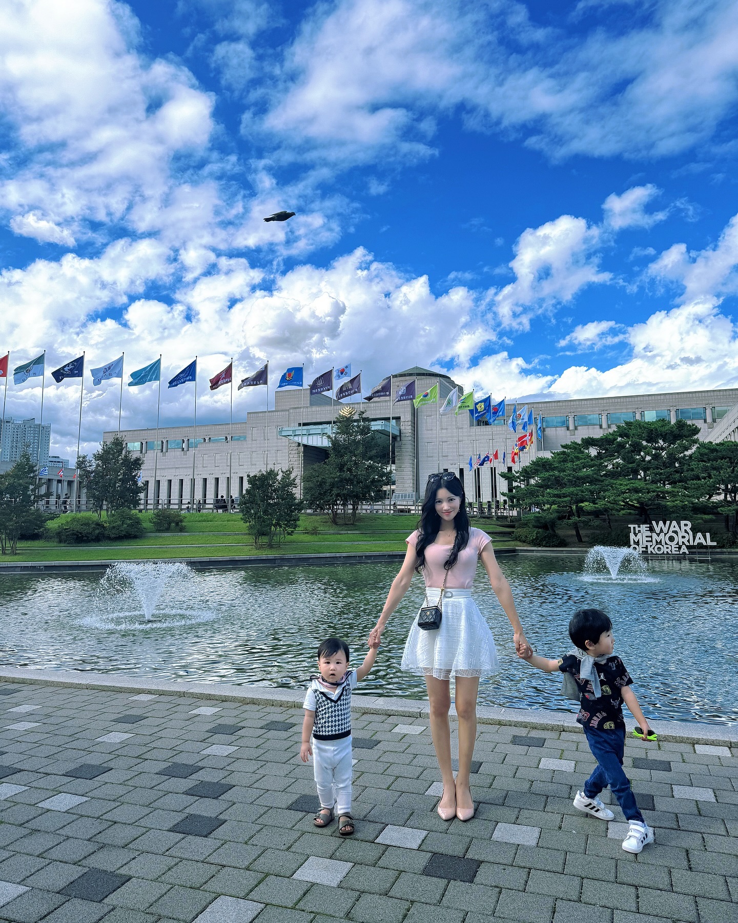 손에 손 잡고!👨🏻👩🏻👦🏻👶🏻🫶🏻🩵
한남대교를 넘어, 왕자들이 태어난 한남동을 지나, 우리가족의 추억이 구석 구석 녹아 있는 한강진역에 다다를때까지...✨
근 6년간 우리의 인생에 임한 새로움의 역사와 모든 영역에 스민 축복이 얼마나 컸는지, 새삼 느낄 수 있었던 초가을 나들이 기록!

#날이너무좋아서 #우리아가들실컷뛰어놀고 #엄마아빠는녹초 #태어나서가장잘한일 #왕자들을낳은일
