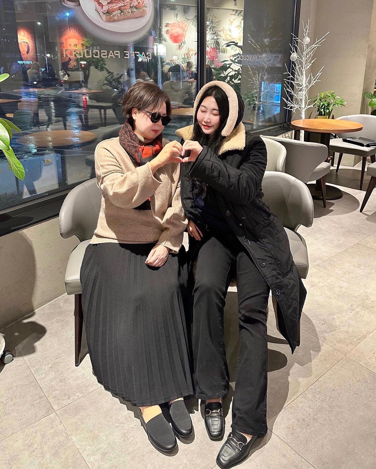 마마미랑 🫶🏻♥️ #바닐라슈 
오늘의 모델 마마미의 애정템 😎 컴포트 슈즈 
발등 밴딩으로 신고 벗기 편하고 소프트한 핏감 
백캡 쿠션으로 뒷꿈치 보호 ✨ 까질 걱정 NO ! 
착화감이 좋아 편하게 신기 좋은 바닐라슈 위켄드 

바닐라슈 좋아하는데 위켄드 컴포트 슈즈는 
엄마와 딸이 함께 신기 좋은 슈즈로 추천해요 
저는 바닐라슈 메이론 메탈블랙 로퍼 신었어요 
0.7x 비율로 길게 찍어준 내 덩생 칭찬해 😆

vanillashu.co.kr 😃 ✨✨✨
#컴포트슈즈 #편한신발 #여성슈즈 #봄신상슈즈 
#봄슈즈 #여성슈즈쇼핑몰 #여성신발쇼핑몰 
#모녀신발 #엄마신발 #엄마슈즈 #엄마신발선물