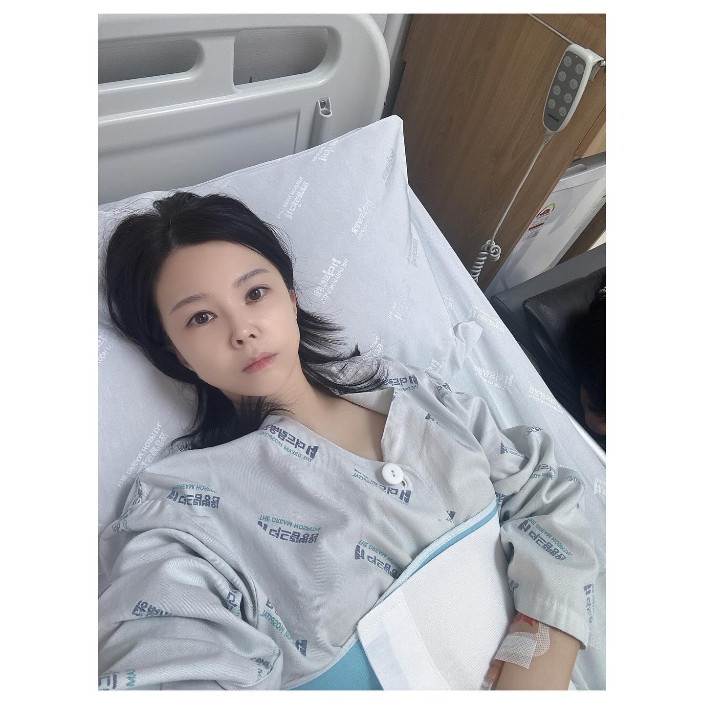 ⠀
강쥐들도 이거저거 잘해먹이고
맛난거도 먹으러다니고…..
지극히 무난한 나날을 보내고 있었는데
투덜씨가  아무래도🏍️
바이크 땜에 무릎에 무리가 간듯😓 
급 입원해서 긴급진료👨‍⚕️🩺
수술 시급판정😭
일단,이차저차 검사후에,
수술은 일단 차후로 미루고 ,
병원옆 카페  넘~~좋네~😍하며
긍정마인드 컨트롤 뿜뿜으로 퇴원😚
세상 단순😅꾸러기 투덜님😝
욕실에 저래놓고 출근🤣
철딱서니 투덜씨🤪
너튜브좀 고만 봐😂
..
그렇게 해맑게 하루를 잘지내다가 
저녁때 갑자기 욕실서 미끌~꽈당💥
세면대에 옆구리 부딪혀서 깜놀기절🤕
구급차🚑타고 병원 하루입원후에 퇴원🫣
금슬이 넘 좋은거야??
하루걸러 번갈아가며 뭔일이래요??😭
.
.
#죽겠다그램 #날궂이 #하루하루 #환자놀이중🤕 #뭔일이래😱 #아프다그램 #아프냐나도아프다 #잉꼬인거야 #하루건너병원신세 #구급차도타보고 #놀래서울고 #좌충우돌 #사건사고의연속 #이제좋은일차례 #일상기록📷 #소통🙆