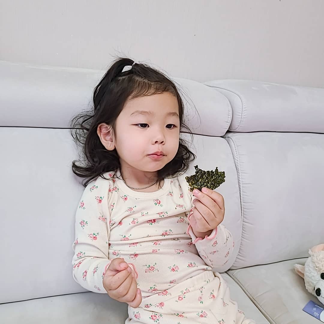 영이’s Instagram profile post: “. 아침부터 띵띵 부운얼굴로 김에 밥싸먹을거라며 김부터 찾는 따님 같은 아이를 키우는 엄마가 만든김이라 얼마나 믿음직하고 정성스레 만들었을지 알기에 믿