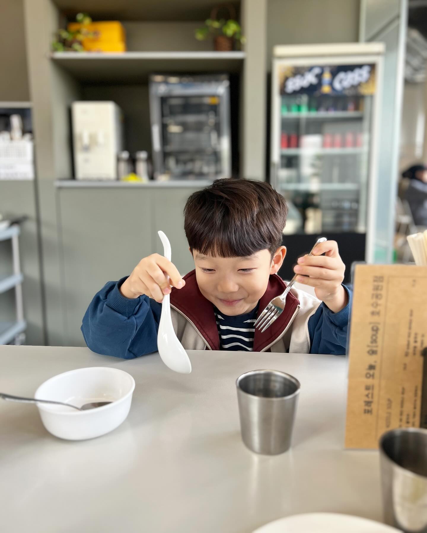 _

멀쩡한 사진 찍기 힘든 예비초딩
어제 둘이 데이트 아닌 데이트 한 날

간만에 찾아간 포레스트 쌀국수는
역시 맛있었고

태권도 보내두고 커피한잔 하고 있는데
끝나고 오더니 본인도 음료 하나 드셔야 겠다며
한자리 차지하심 

별거 안했는데 바쁘고 알찼던 너와의 어제 하루

#예비초딩맘