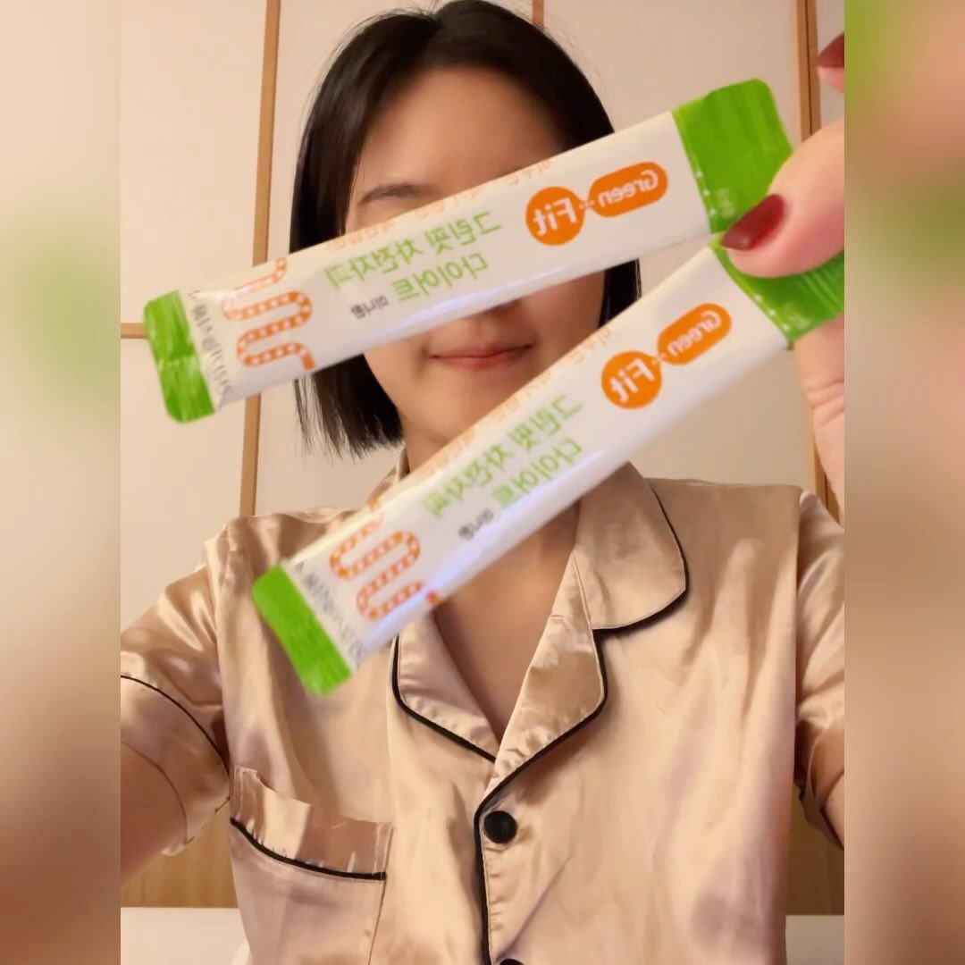 #협찬
 
요즘 제 쾌변담당, 하루의 시작
그린핏 차전자피 다이어트 소개해드릴게요!

미니미니한 환으로 되어있어 목넘김이 편하고
식이섬유로 건강한 하루를 시작 할 수 있어요.

다이어트 뿐만 아니라 쾌변에도 도움이되고,
무엇보다 향이 적어 먹기 좋았어요 ㅎㅎ

개인적으론 먹기시작한 뒤부터 화장실도 잘 가는 것 
같구 아랫배가 묵직하지않아서 좋네요!!

스틱제형으로 휴대성이 좋으니
들고다니면서 같이 예뻐져요💕

✔ 닥터피플 건강한쇼핑몰(스마트스토어)에서는
제품 구매 후 리뷰를 작성해주신 10분을 매월 추첨을 
통해 네이버페이 5천포인트를 지급하는 이벤트가
진행되고 있다고하니 많은 참여부탁드려요 ㅎㅎ

-리뉴얼 런칭 이벤트로 현재 2+1 행사 진행중

_________________________________

#광고 #쾌변 #다이어트 #차전자피 #식이섬유 
#가르시니아캄보지아추출물 #이지컷 #목넘김 
#휴대성 #미니환 #그린핏라인 #쾌변습관
#제품광고 #제품협찬 #제품제공 #유료광고
#뷰티 #뷰티스타그램 #좋아요반사 #좋아요반사