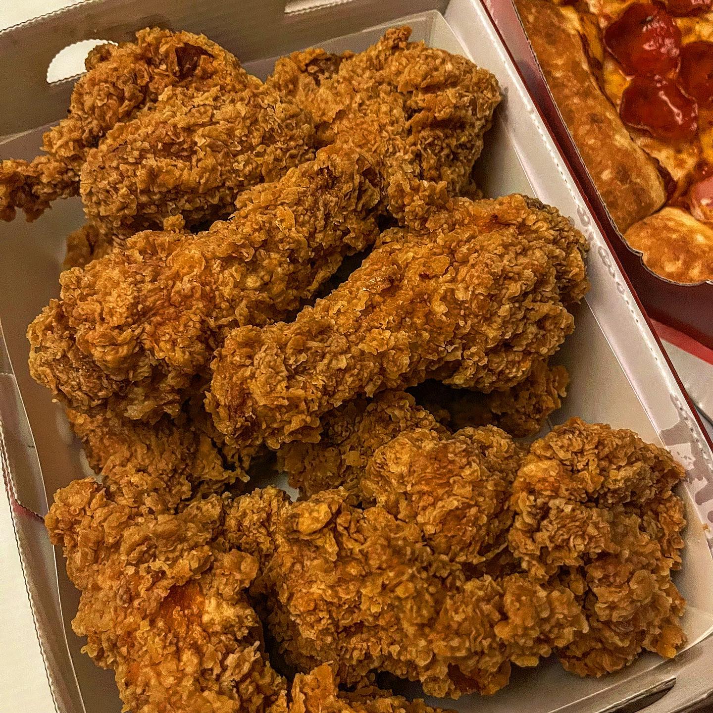 BBQ 치킨 - 핫 황금올리브
옐로우피자 - 페퍼로니 , 베이컨 포테이포 피자