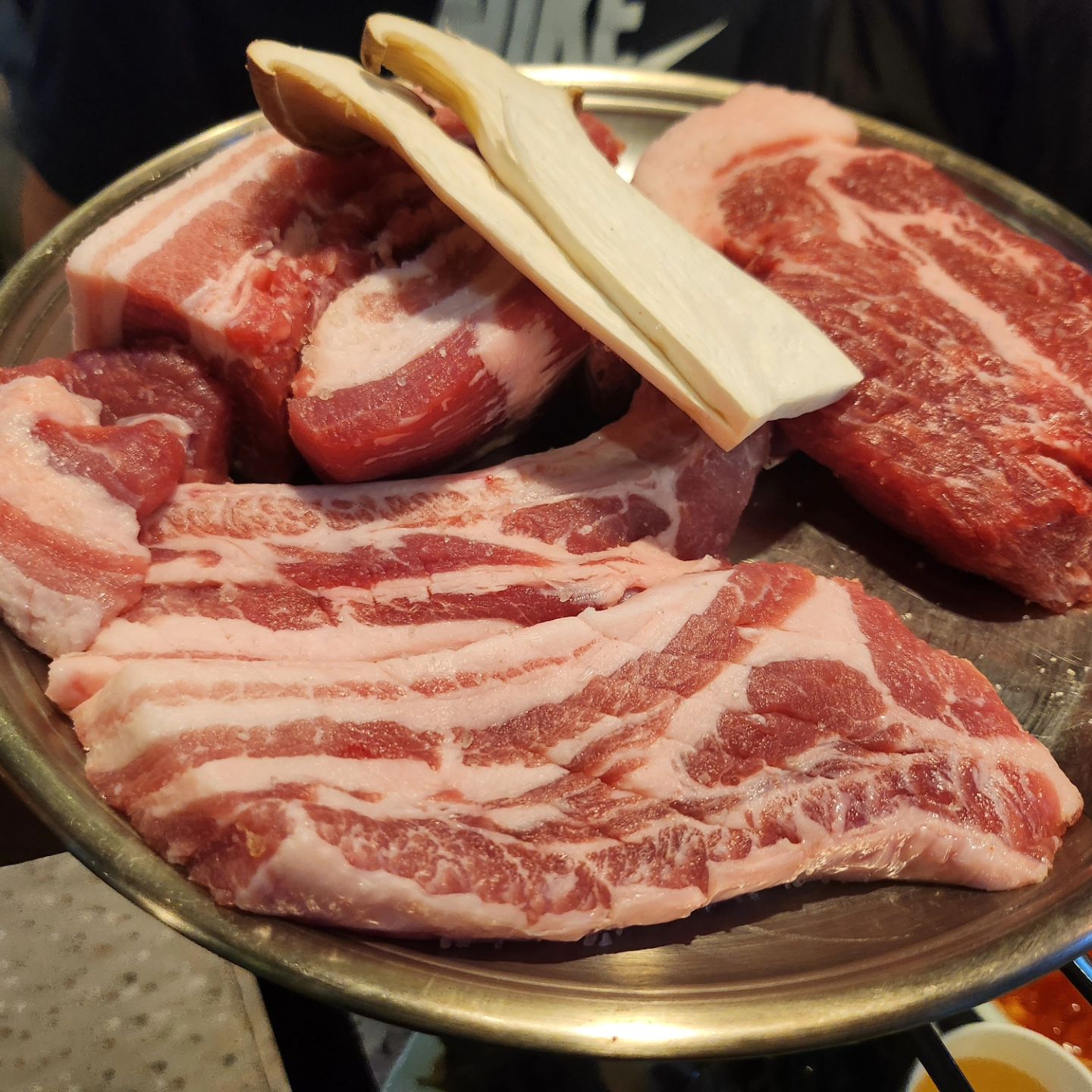 #협찬 #동탄2맛집 #기흥롯데아울렛맛집 #기흥이케아맛집 #제줏간동탄영천점
.
마치 제주도로 여행 온듯한 인테리어의 제줏간동탄영천점.
고기질이 좋을 뿐만 아니라
목살 지방의 특별한 쫀득함과 고소함이 있는 쫀득살도 굿♥️♥️
쫄면 러버인 내가 최근 몇년동안 먹어본 쫄면 중 최고!!
메밀냉국수랑 볶음밥도 말모말모~~👍👍
셀프바가 있어서 다양한 반찬들과 쌈을 함께할 수 있음
.
.
.
#영천동고기집 #영천동맛집 #11자상가맛집 #11자상가고기집 #고기삼남매