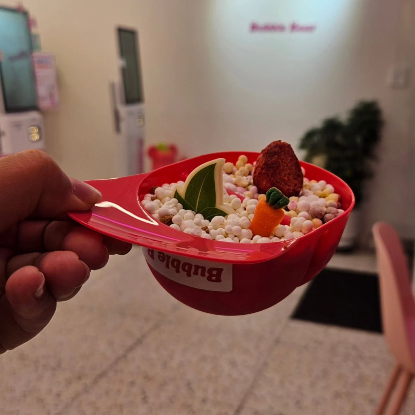 #리뷰 #버블베어

요즘 구슬아이스크림집이 참많죠🍦
그중에서도 저는 버블베어라는 곳에 다녀왔어요!
맛도 16가지이고 모자컵에 주는게 옛날생각도 나고 해서 좋았습니다!

약간 아쉬운건 맛중 몇가지는 바닐라아이스크림에 과자가루를 섞은거라 다 비슷한 맛이더라구요ㅠ

아이스크림 자체맛이 여러가지인게 더 맛있었어요!!
.
.
🍴모자 구슬아이스크림 (2가지맛)  4500
.
.
⭐재방문확률 80%
.
.
#광주맛집 #구슬아이스크림 #아이스크림