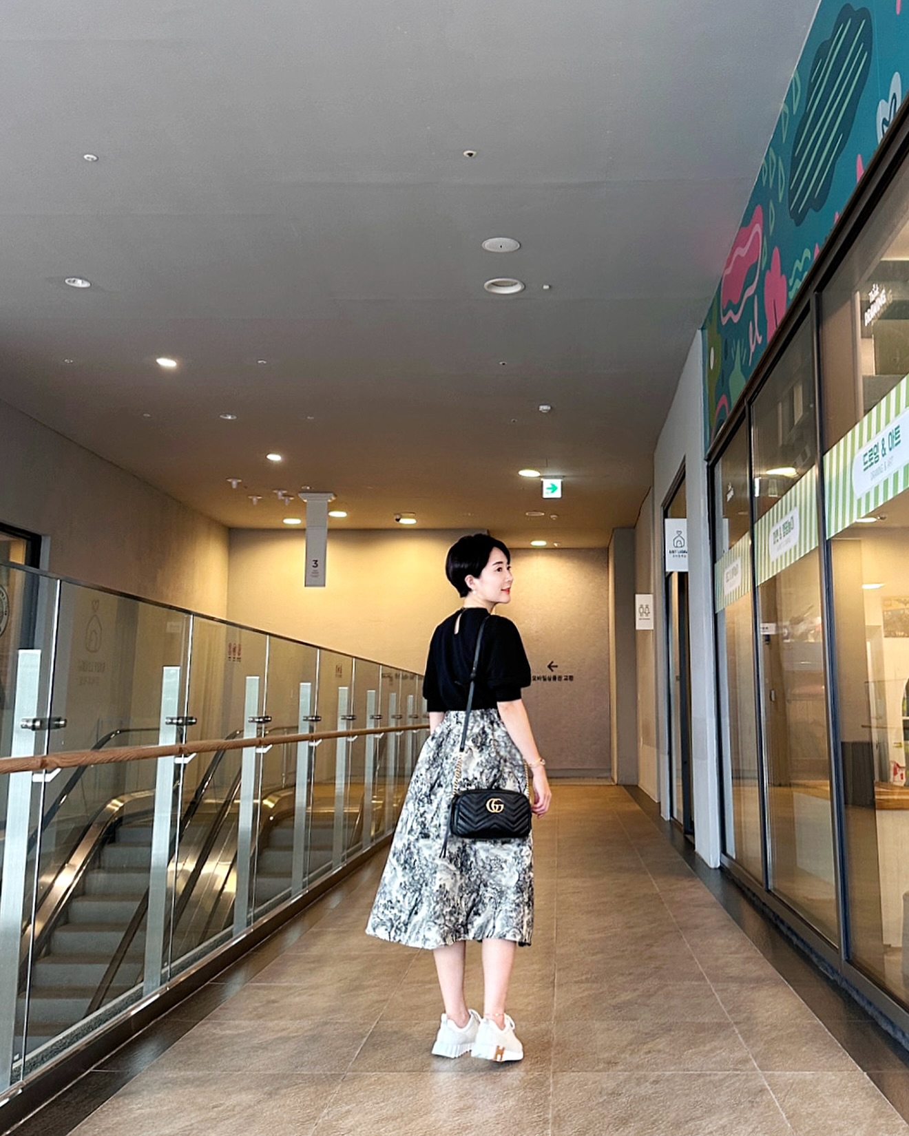 어제 하루 쉬는날 폭풍쇼핑 
부산갔다 김해갔다 창원 3차쇼핑 🤪
둘다 체력바닥나서 방전되고나서야 귀가 
그래도 오랜만에 평일데이뚜❤️

#쇼핑 #데일리 #일상 #데이트 #데일리룩
#여자숏컷 #숏컷 #패션 #스타일