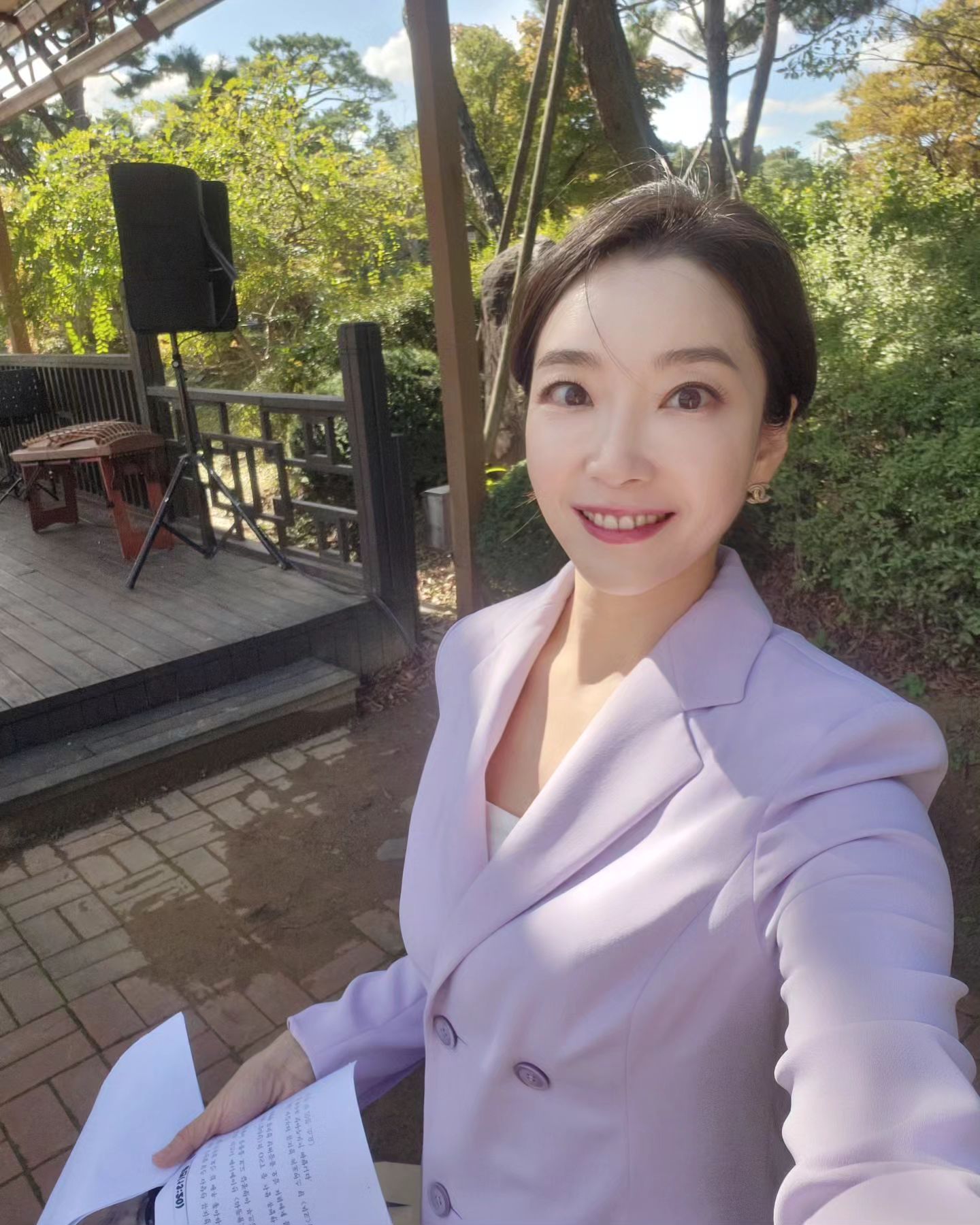 가을향기 가득한 길을따라가면 나왔던 무대와
 청명한 하늘에 펼쳐진 에어쇼🛩🚀⏲️🌪 
화성시와 화성예술단과함께했던 음악회💛진행하고왔어요!
무대에 오르는 단원이 많다보니
갑자기 문제가 생겨 오분정도 시간을 끌어달란콜이 연달아  계속됬지만!😅 
애드리브 멘트하다가
 분위기좋은 틈타 또 욕심부리고 애드리브 퀴즈까지 냇는데😍 다들 호응 엄청좋으시고 신나해주시고!! 화성시민분들 최고였어요👍 

.
#항공우주쇼  는 오늘까지래요!
많은분들 비지니스티켓만 가능한줄아시던데 일반인공개되는날도있어요!
 티켓구입 성공못하신분들은 인근 잘보이는명당검색해서라도 가보셔요! 생각보다잘보여요!
 .

#음악회
#아덱스
#adex 
#mc
#concert 💛