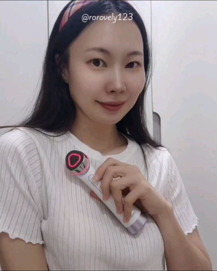 #협찬 #마데카프라임
일교차를 넘어서 건조감을 느끼는 계절인 만름 예민해진 속 건조를 잡아줄 홈케어 제품이 필요했어요. 피디알엔 퍼밍 부스팅앰플까지!😁😁😁
브라이트닝 모드로 피부 결 케어를 해주고 각질케어도 고고

브라이트닝 모드는 화장품없이 맨 얼굴에 스치듯 관리해주면 되는데 각질 제거 제품없이 단독으로 사용할수 있어요
IRE 방식으로 직류 에너지를 피부에 전해 묵은 각질과 모공을 개선하는 방식인데 와우 역시 사람은 도구를 써야합니다.

기초제품들과 같이 사용하면 되는데 이게 바로 굿 초이스랍니다. 브라이트닝과 흡수를 제대로 해줄수 있는 제품이라는 거에요
저는 앰플과 같이 사용했는데 흡수력 무엇, 거기다 쫀짠해지는 느낌까지!

PDRN 앰플로 피부를 구성하는 3대 요소인 '콜라겐, 엘라스팀, 히알루론산 단백질' 생성에 도움된다니 아주 기대되었답니다

늘 자기전에 사용했는데 와 탄력감이 밤새! 크으

피부가 예민한 편임에도 트러블없이 잘 써졌고 얇고 길게 진동이 이어지는데 안아픈데다가 톡톡함으로 피부가 쫀득해져요
이게 끝이 아니라 탄력 모드는 흡수모드 후 사용하면 되는데 저는 이때도 앰플을 사용해서 마사지 해주듯이 사용했답니다. 안쪽에서 바깥쪽으로 아래에서 위로😆

이거 매번 샵에가서 관리받기 너무 힘들었는데 집에서 제대로 된 홈케를 할수있다니 찌인짜 두근두근하는 제품이랍니다.

특히나  앰플은 물건인걸요

피부 전문 관리샵에서만 받을 수 있던 lRE 기술을 통해 브라이트닝 각질, 모공 케어되는 그런 제품이랍니다. 까아😄

이거 저는 씻고나서 티비보며 사용했는트 112g으로 핸드폰
보다 가볍고 휴대성 너무 좋아요

* <얼루어> 품평단 50인 '지인 추천 의사' 100%
이것만으로도 
이거 한가구당 한개씩 필수 아닌가요

 #이보영마데카프라임 #센텔리안24마데카프라임 #뷰티디바이스 #얼굴마사지기기 #피부탄력기기 #얼굴케어 
#피부미용기기추천 #피부마사지기 #피부기기 #피부디바이스 #피부홈케어 #홈디바이스 #홈케어피부관리기 #동국제약마데카프라임