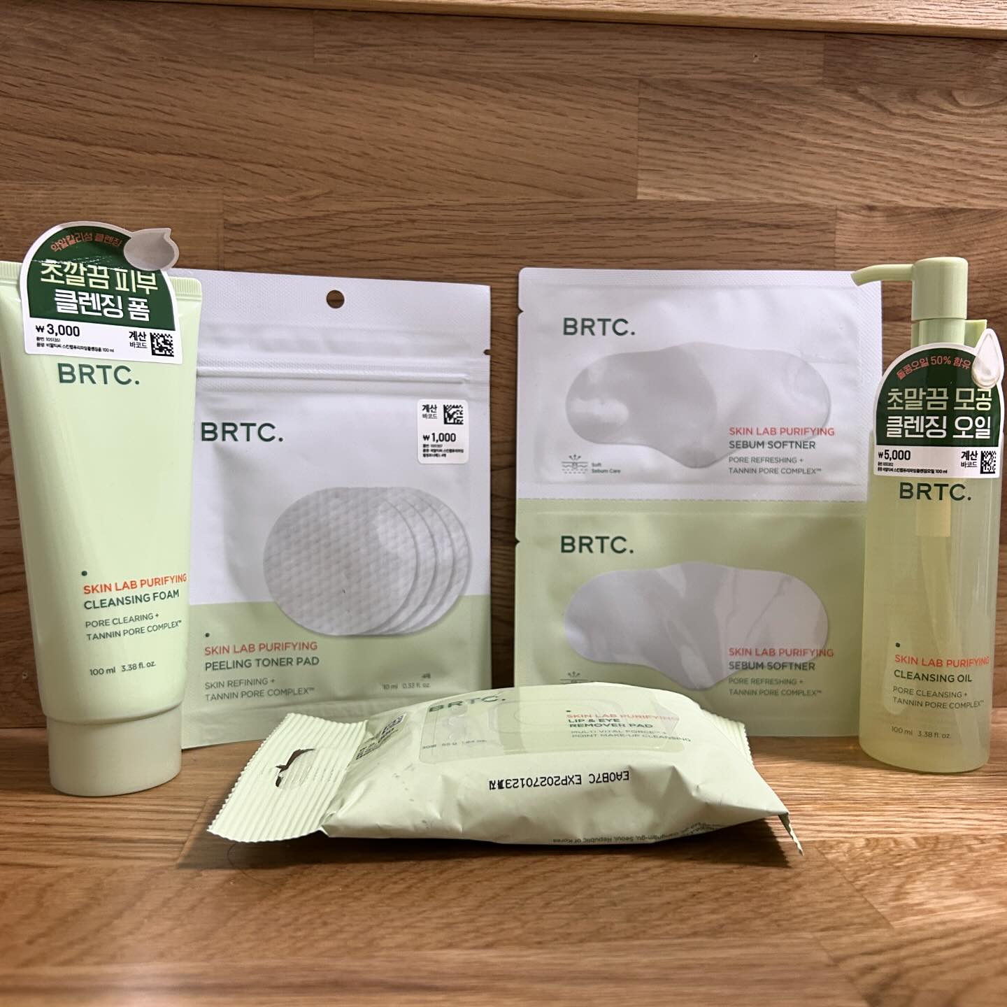 #협찬 다이소 입점 brtc 퓨리파잉 클렌징 라인
다가오는 봄철, 이미 가득한 미세먼지 대비한 클렌징 라인을 소개합니다! 
step1 립앤아이리무버로 진한 화장을 일차로 지워주세요!
step2 클렌징 오일로 모공 노폐물과 잔여 화장을 지워줍니다!
step3 클렌징폼을 사용하여 풍성한 거품을 만들어 자극없이 피부를 세안해줍니다!
step4 클렌징으로 늘어난 모공에 필링 토너패드로 더 깔끔하게 지워줍니다
step5 딱딱하게 굳어있던 피지들을 세범 소프트너를 이용해 부드럽고 말끔하게 피지 이 외에도 블랙헤드와 각질들을 지워줍니다!
다이소에 입점해 이 모든 클렌징 과정을 저렴하게 할 수 있답니다! 제품력 또한 너무 만족스로워서 소개합니다 🥰 만원으로 좋아지는 피부!! 다이소 가면 꼭 구입하길 추천드려요 👍

#다이소화장품 #다이소클렌징 #모공케어 #다이소 가성비템 #클렌징오일 #클렌징폼 #립앤아이리무버 #필링토너패드 #세범소프트너 #초말끔클렌징